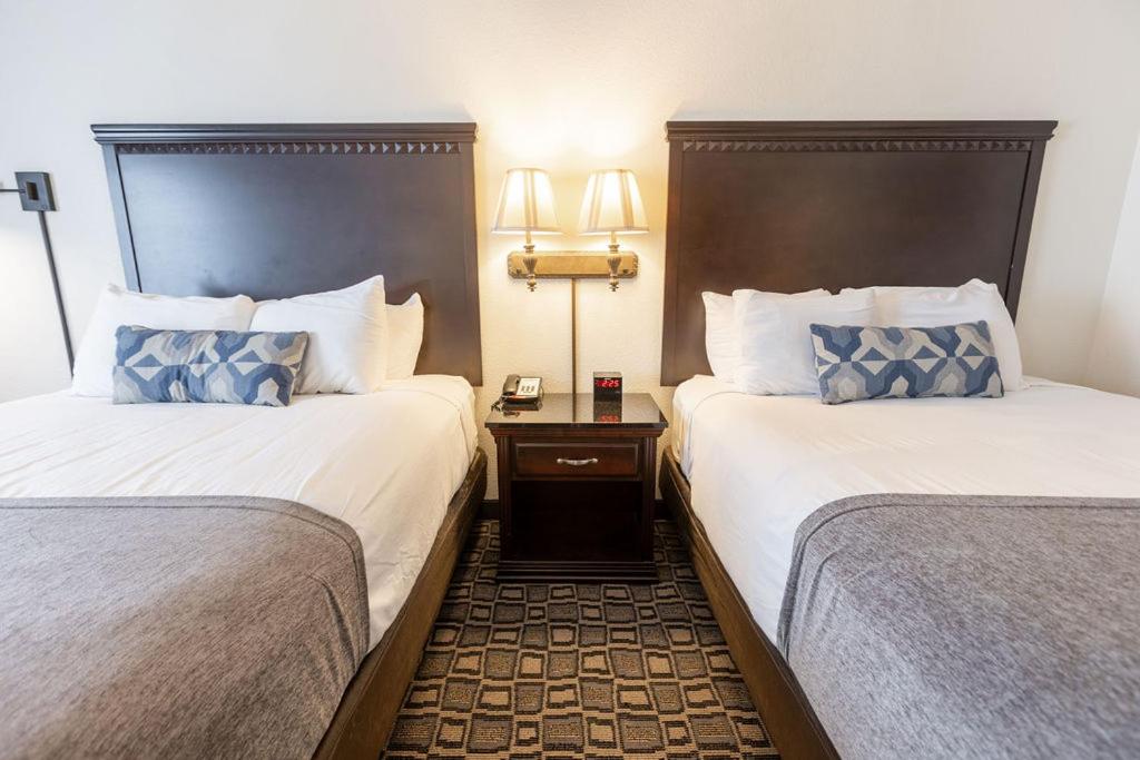 Queen Room with Two Queen Beds - Photo 21