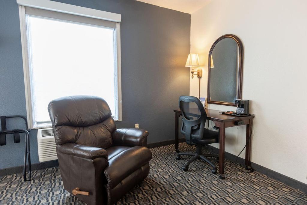 Queen Room with Two Queen Beds - Photo 14