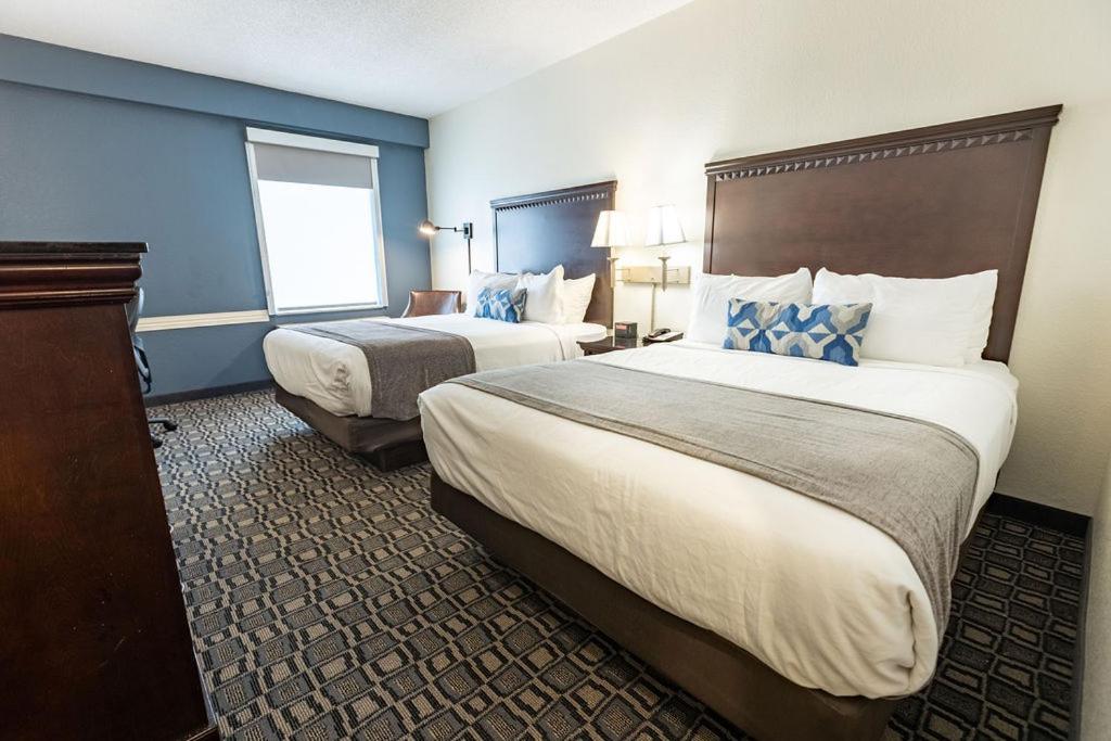 Queen Room with Two Queen Beds - Photo 20