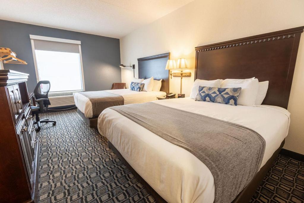 Queen Room with Two Queen Beds - Photo 16