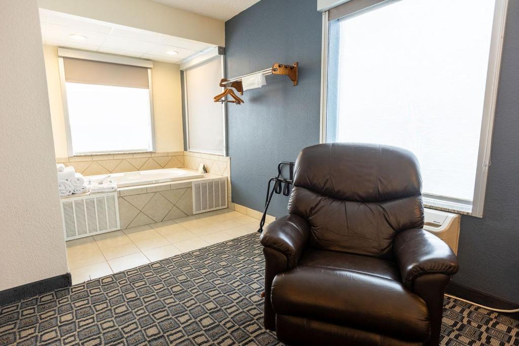 King Room with Spa Bath - Photo 12