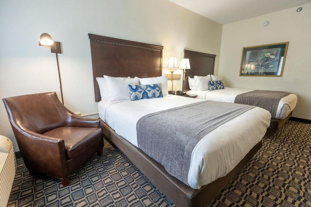 Queen Room with Two Queen Beds - Photo 19
