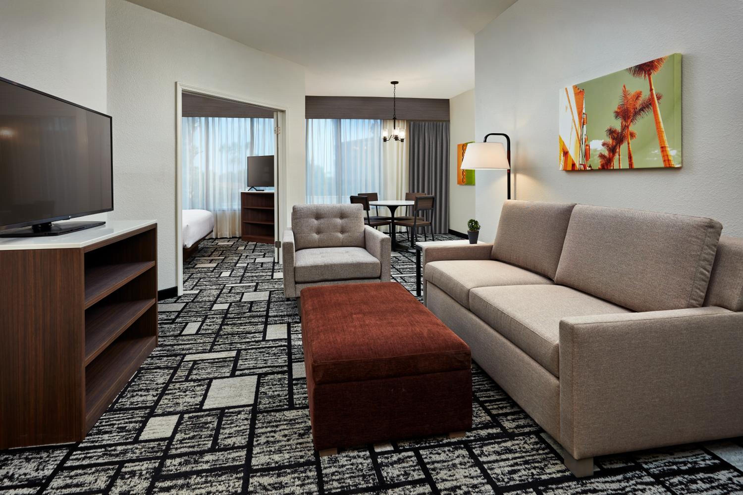 Larger King Room with Spa Bath and Wet Bar - Non-Smoking - Photo 8