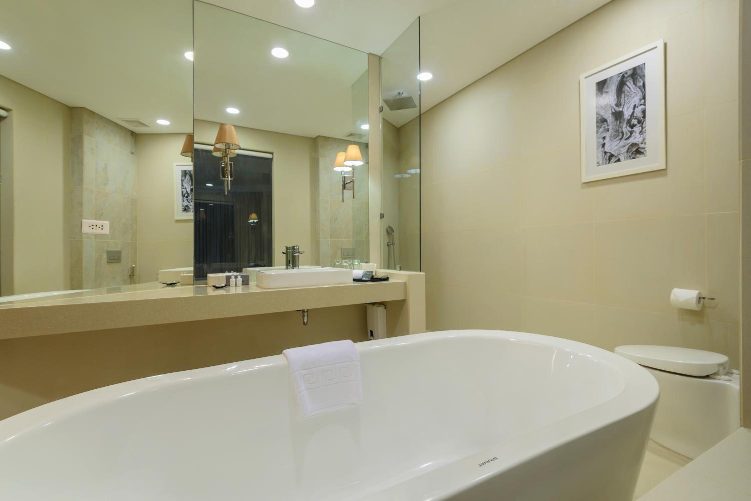 Premier Suite One Bedroom Pool View with Bathtub - Photo 2