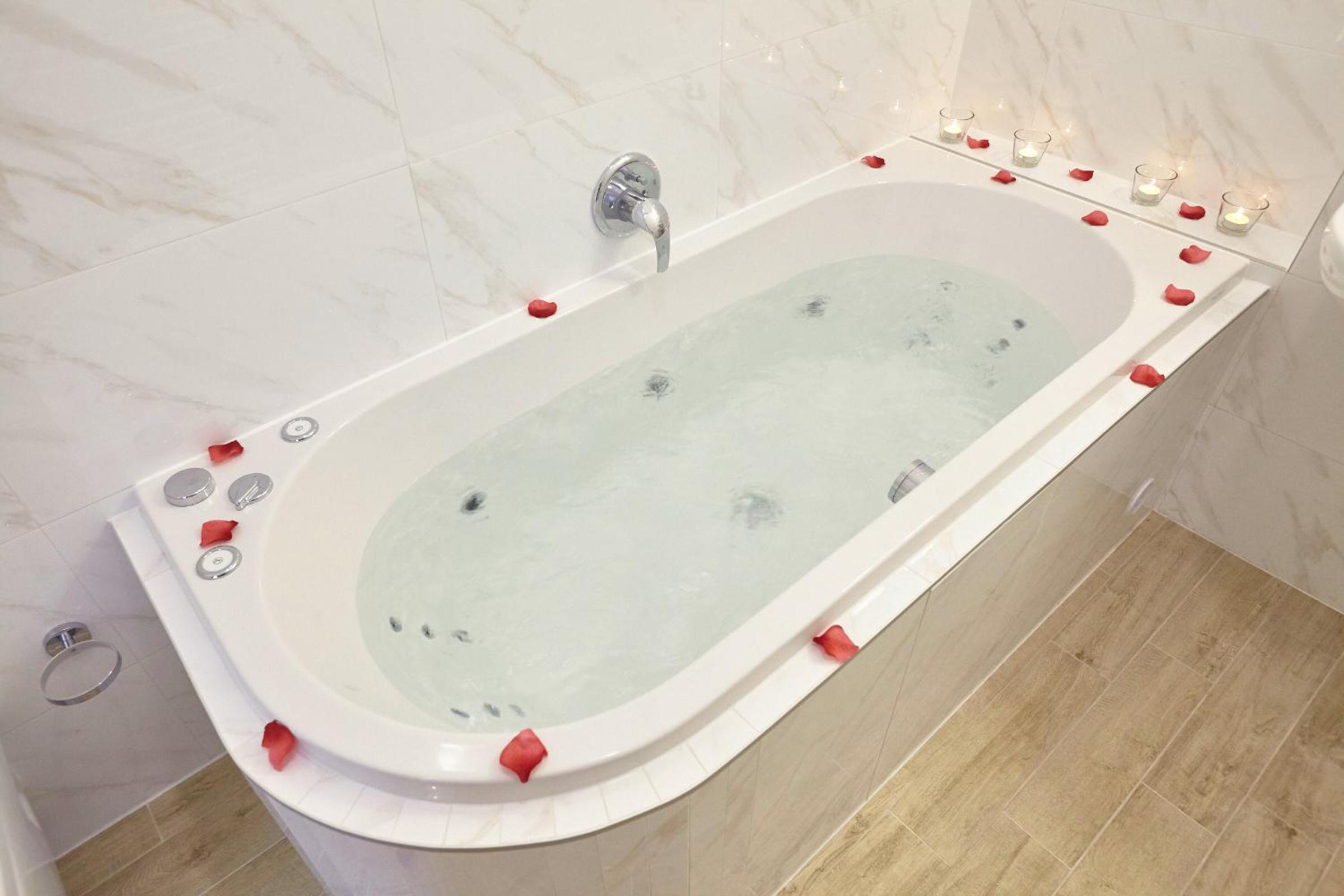 Double Room with Spa Bath photo 3