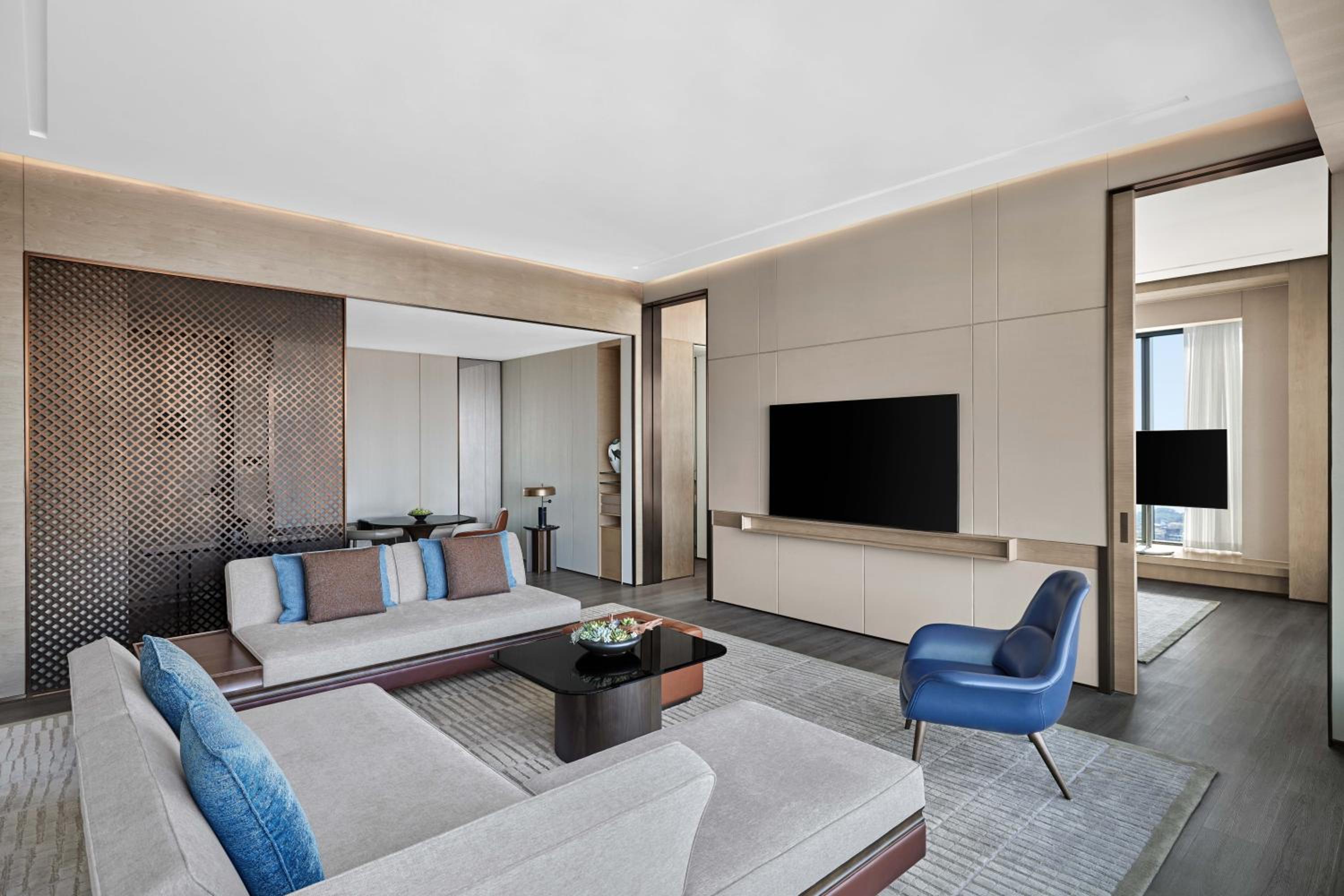 Executive Suite, Executive lounge access, 1 Bedroom Suite, 1 King, City view - Photo 3