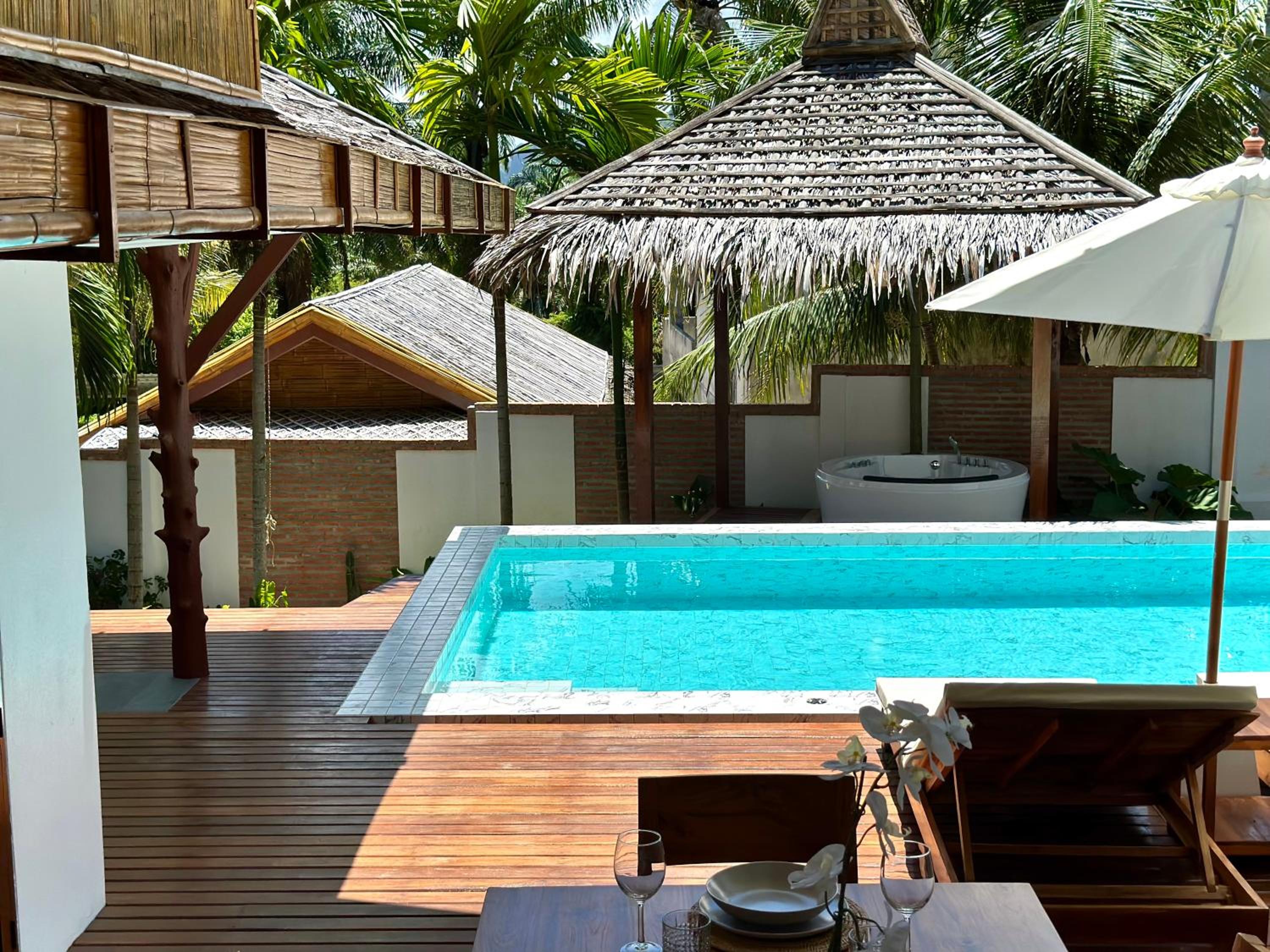 Villa with Private Pool - Photo 36