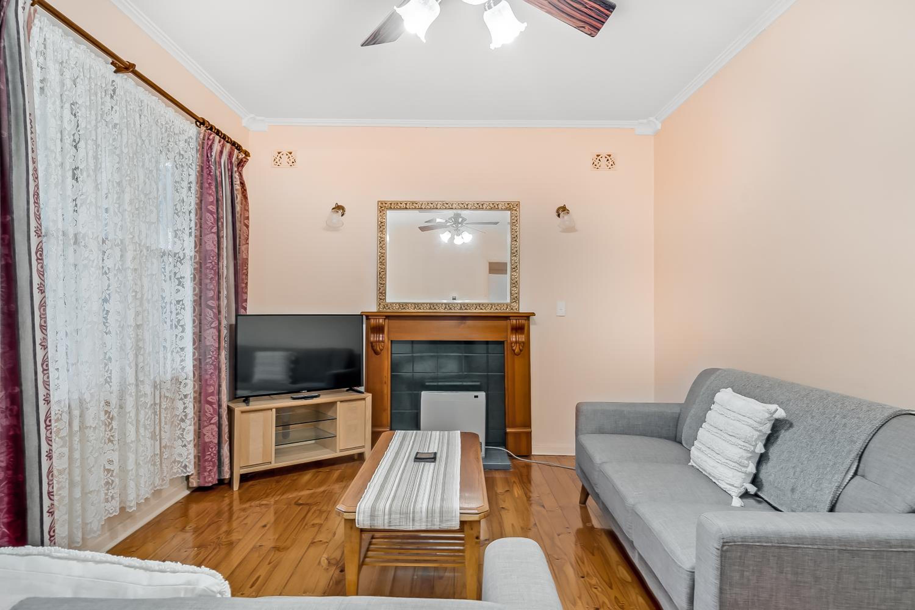 Five-Bedroom House photo 1