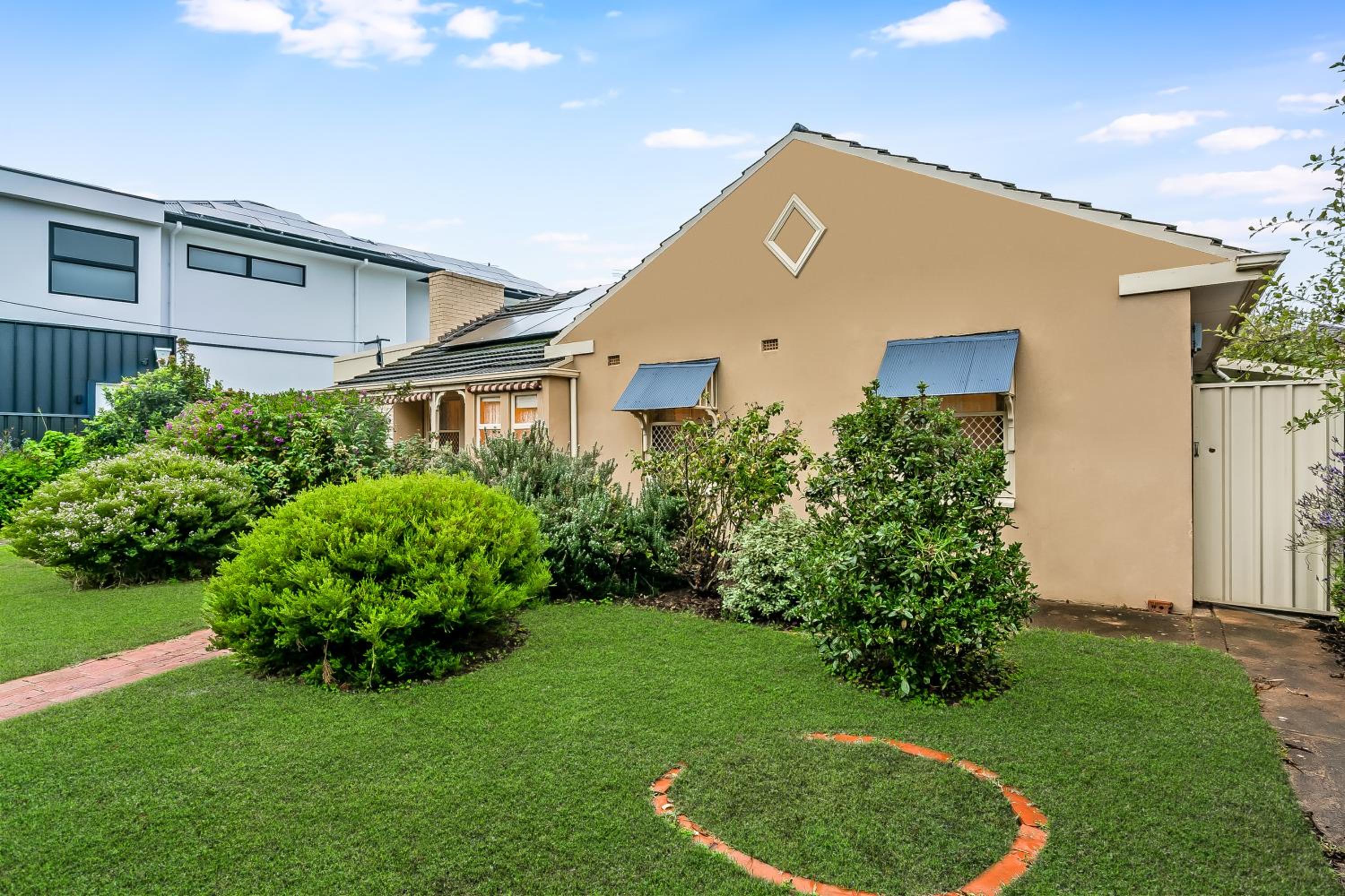 Five-Bedroom House photo 3