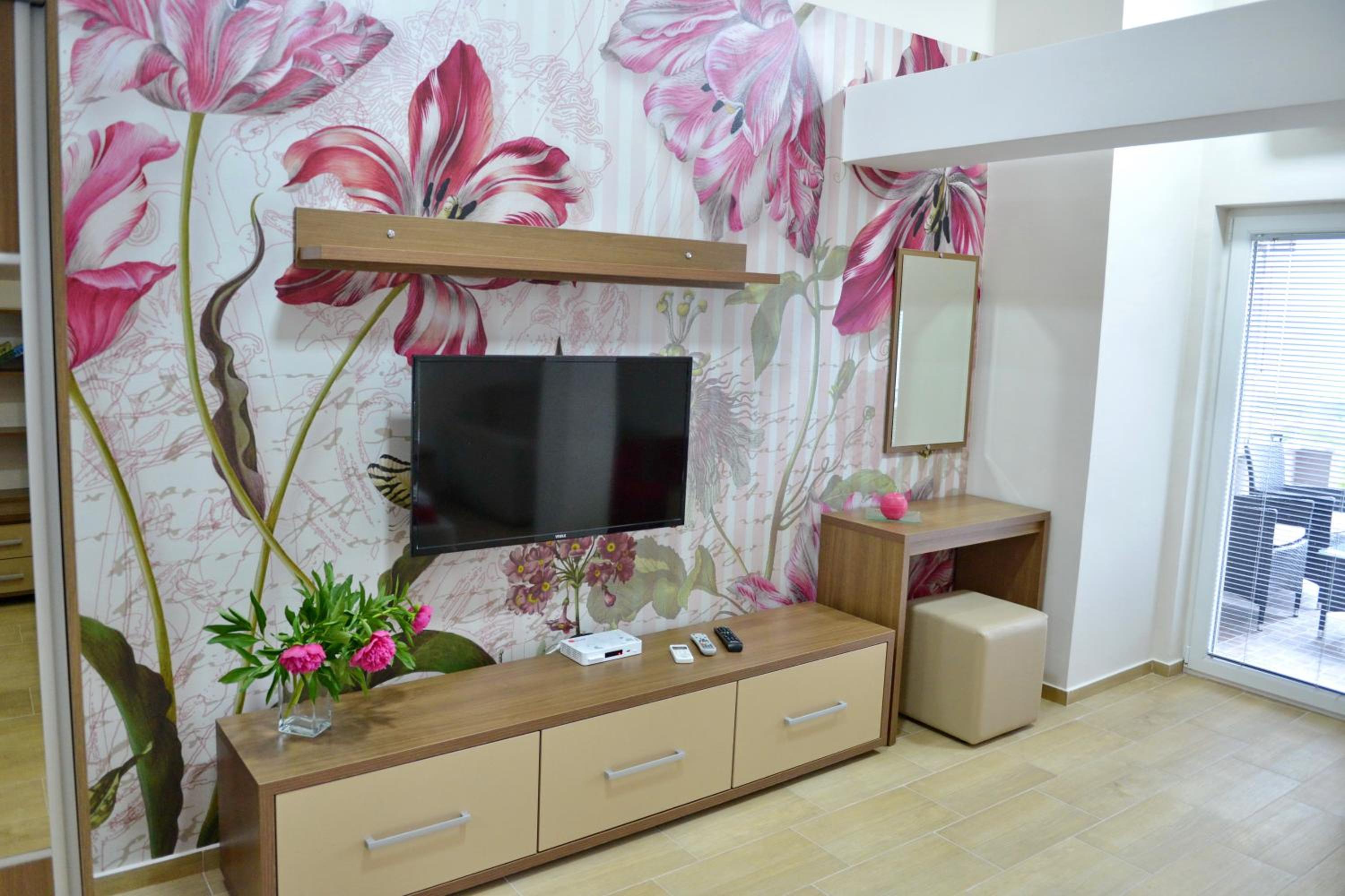 Superior Studio with Balcony and Lake View - Photo 1