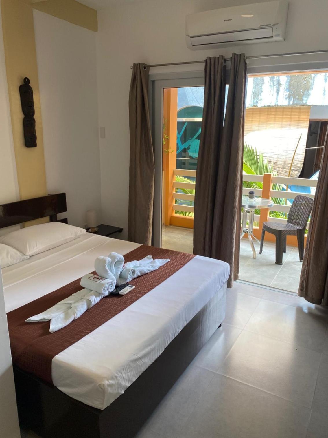 Deluxe Double Room with Balcony - Photo 10