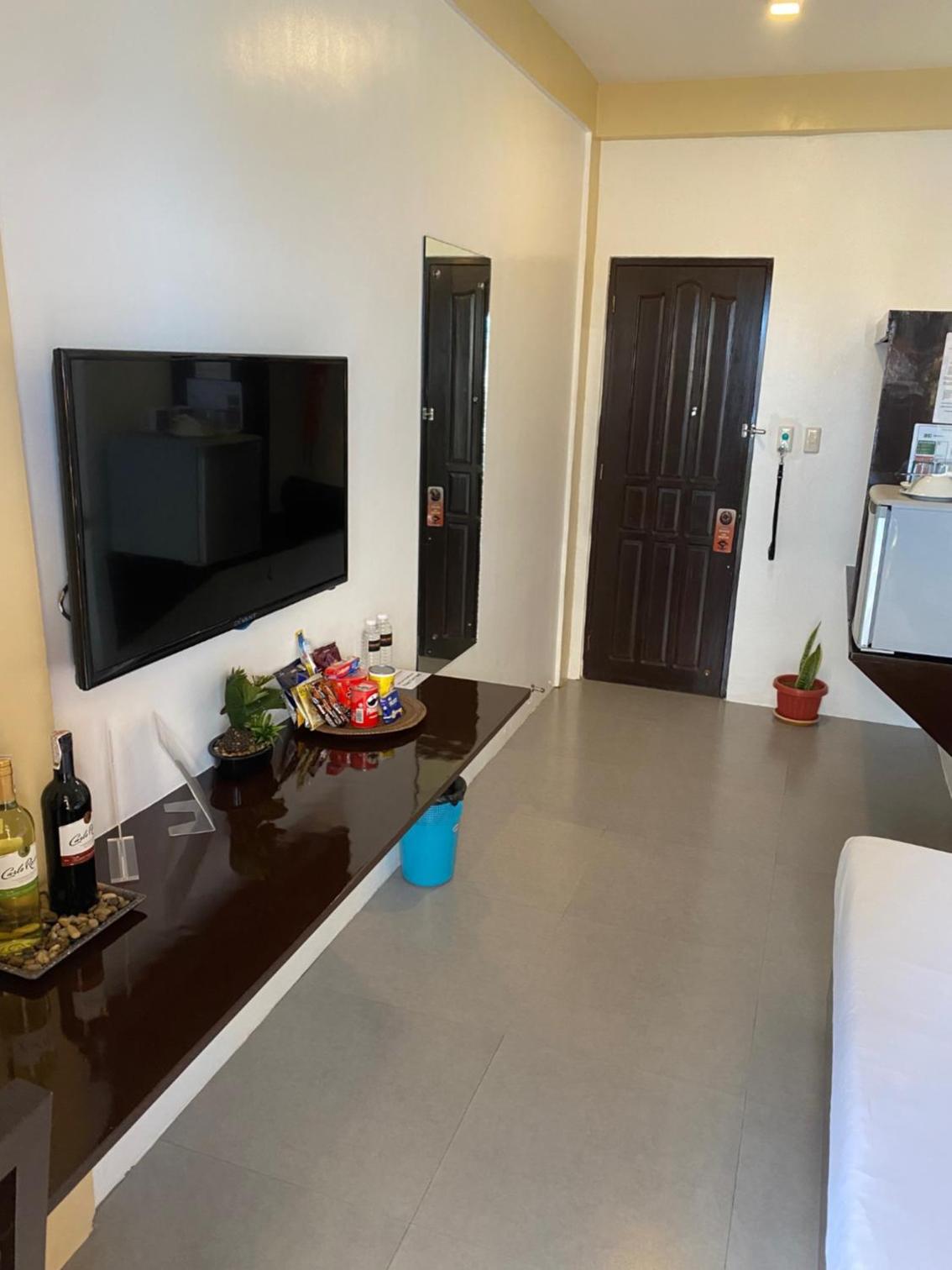 Deluxe Double Room with Balcony - Photo 8