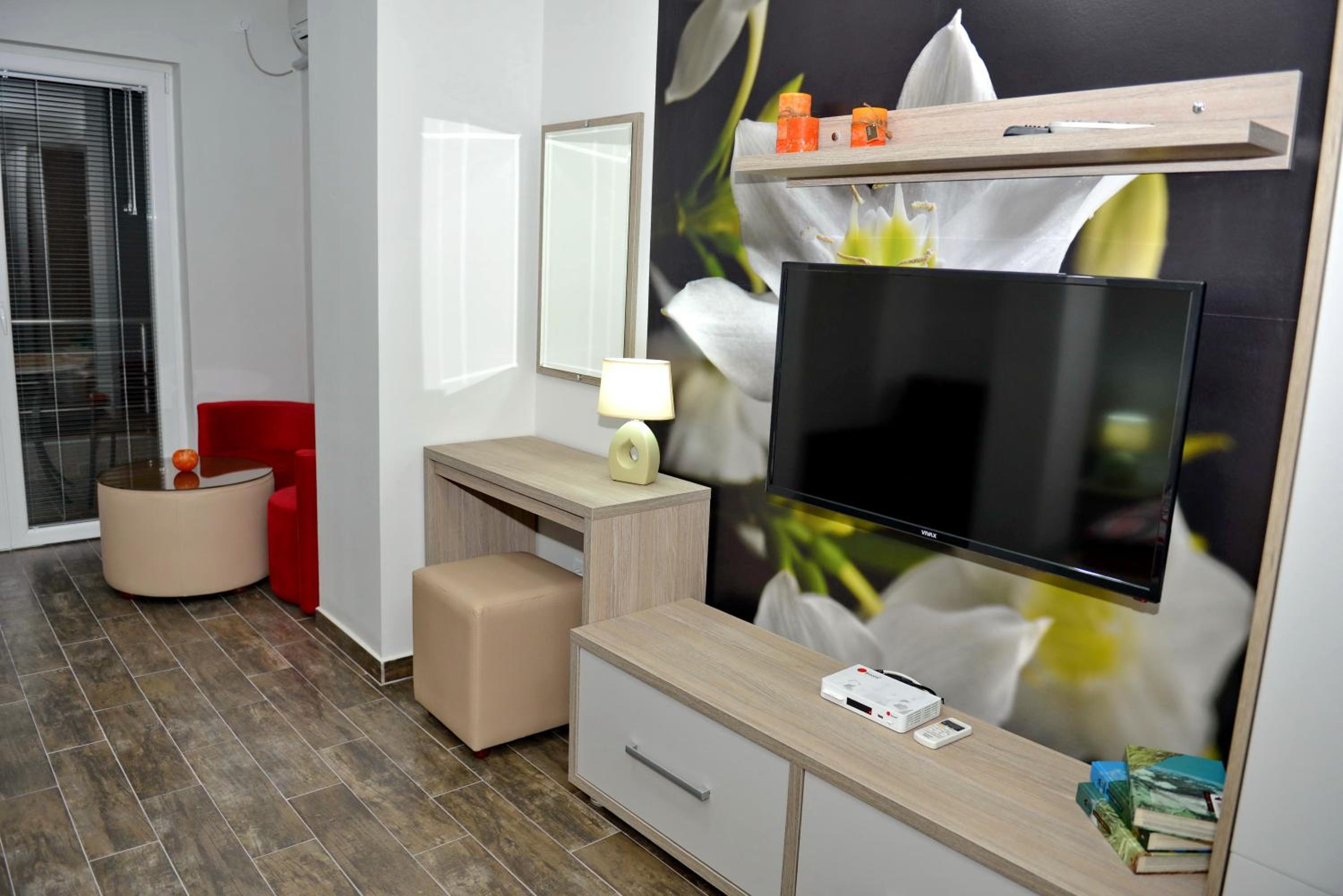 Triple Room with Balcony and Lake View - Photo 1