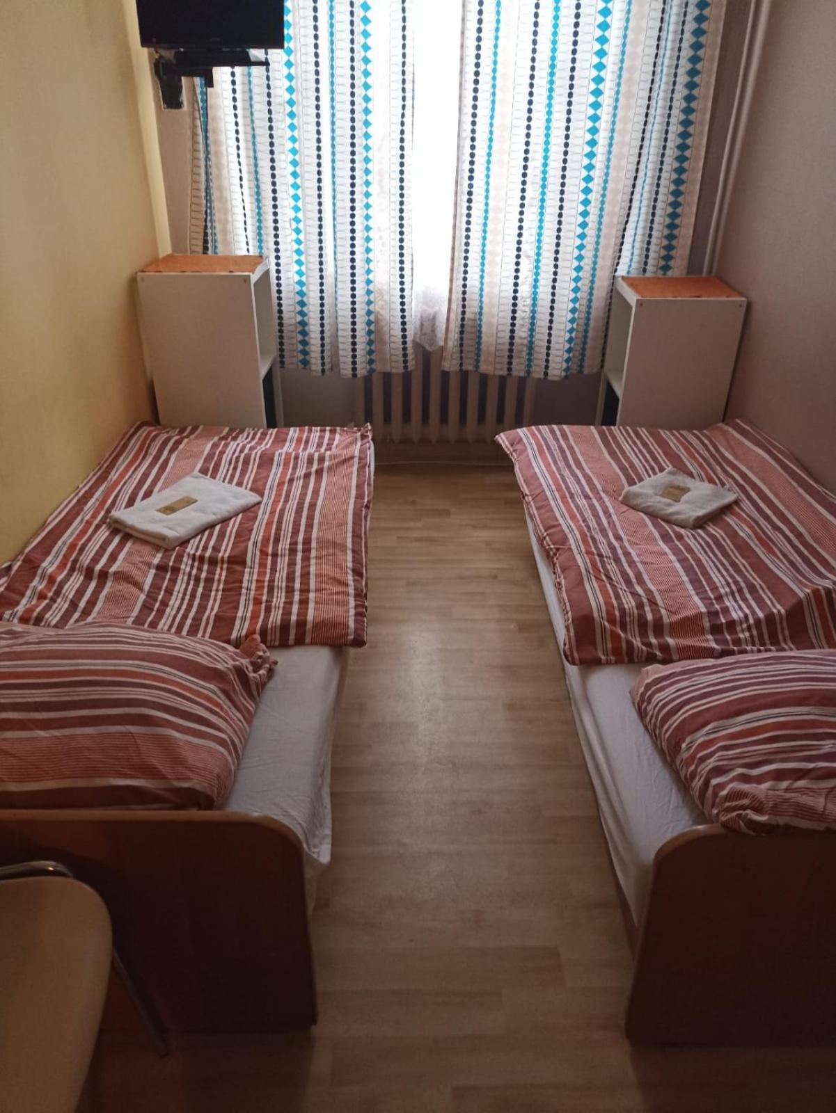 Twin Room with Shower - Photo 3
