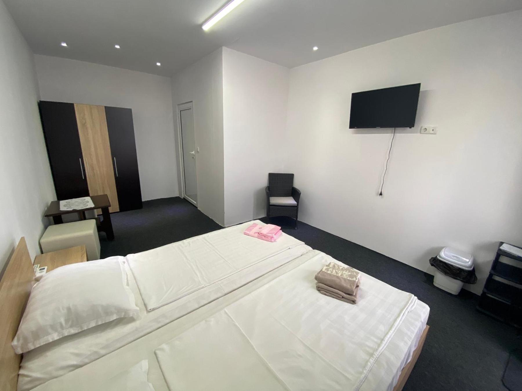 Budget Double Room photo 3