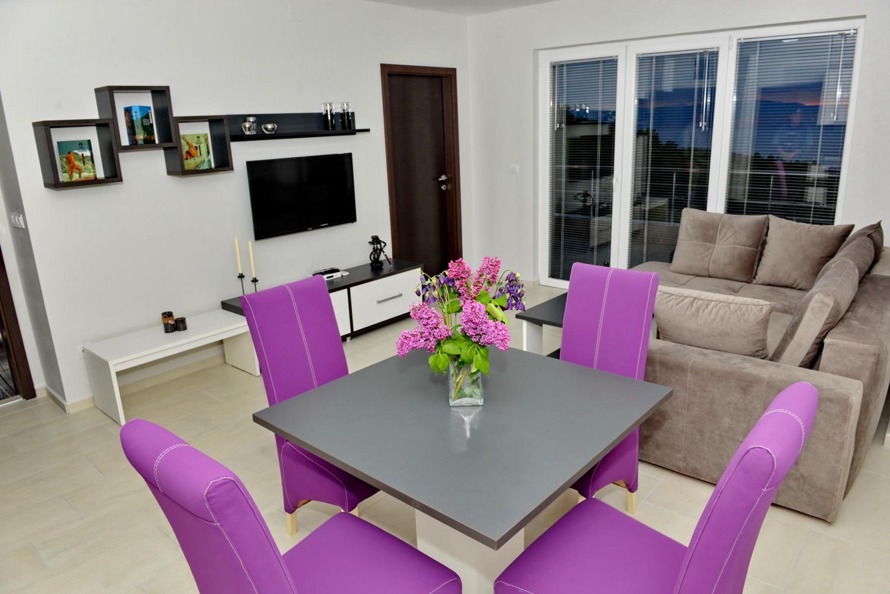 Deluxe Two-Bedroom Apartment with Balcony and Lake View - Photo 5