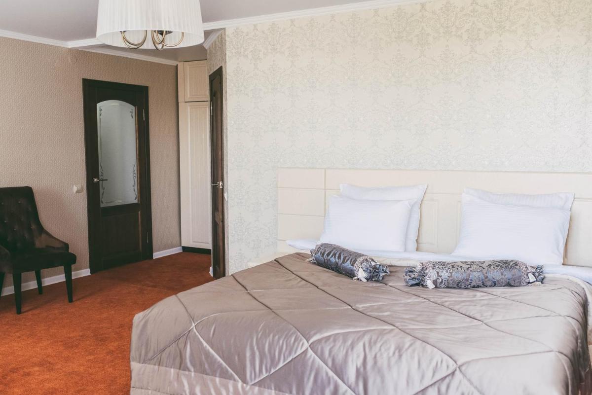 Deluxe King Suite photo 1