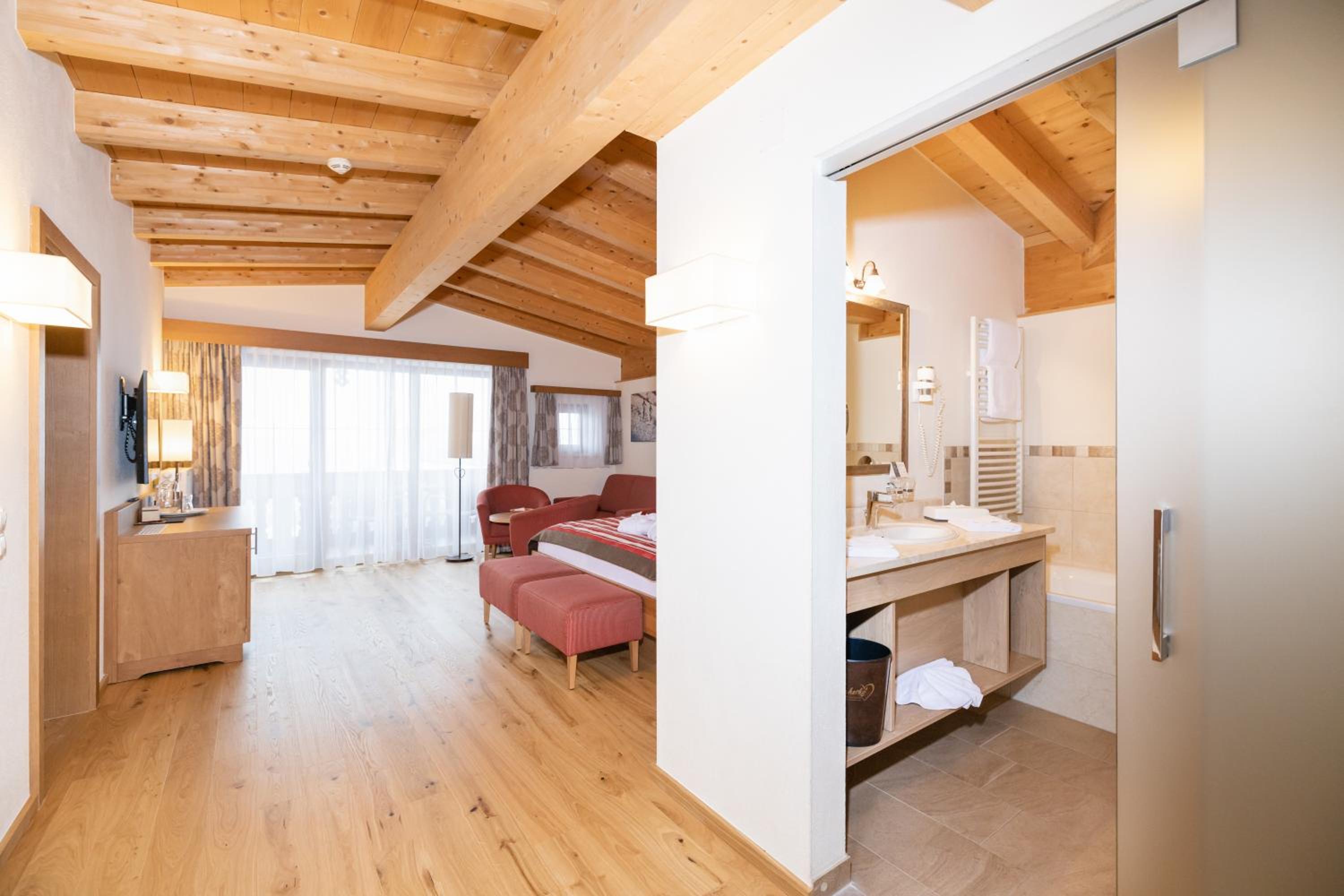Superior Suite with Balcony "LÄSSIG_DAHUAM" photo 3