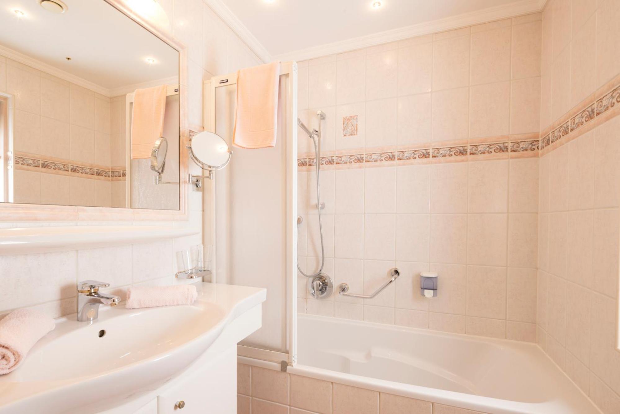 Double Room with Extra Bed - Photo 2