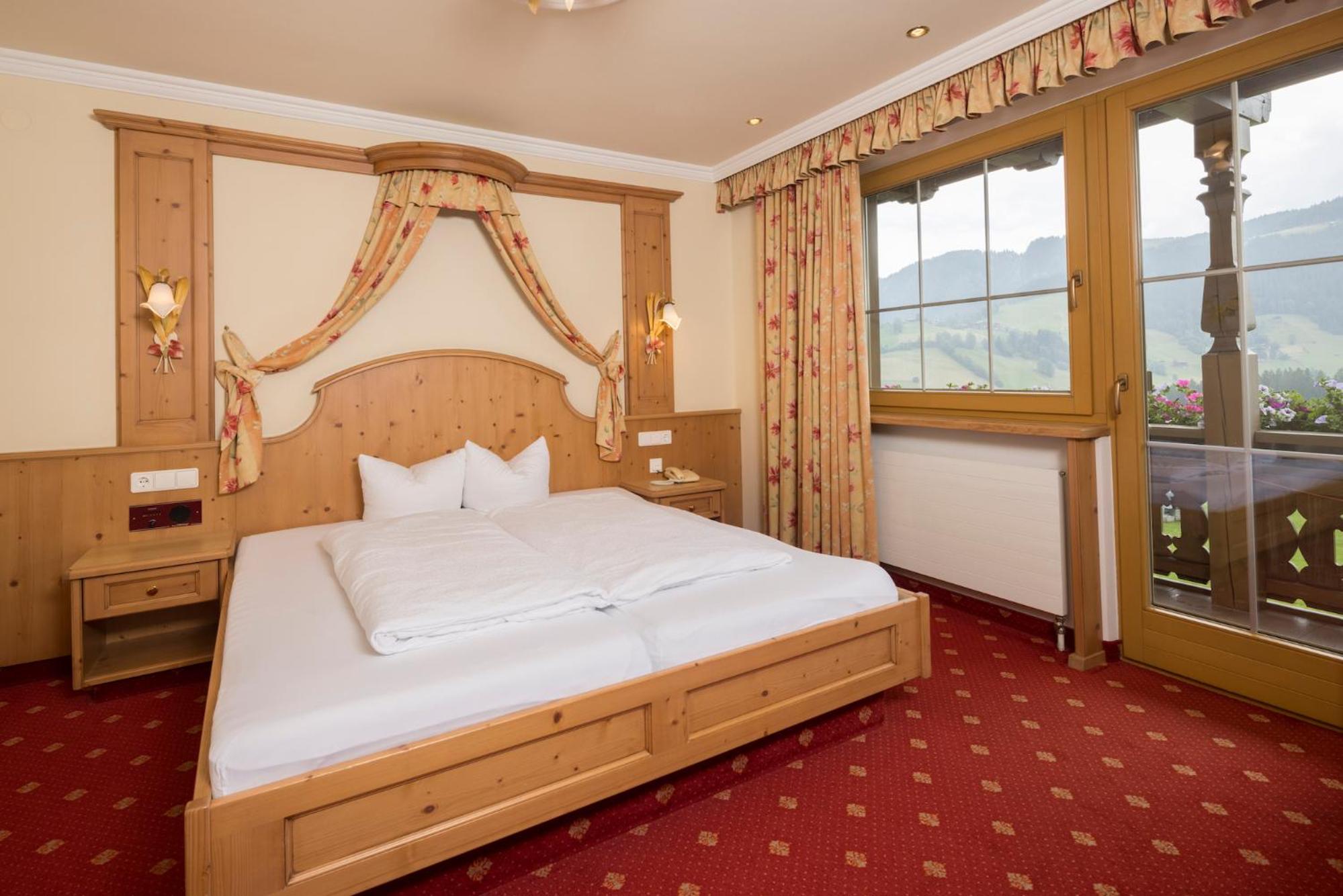 Double Room with Spa Bath - Photo 2