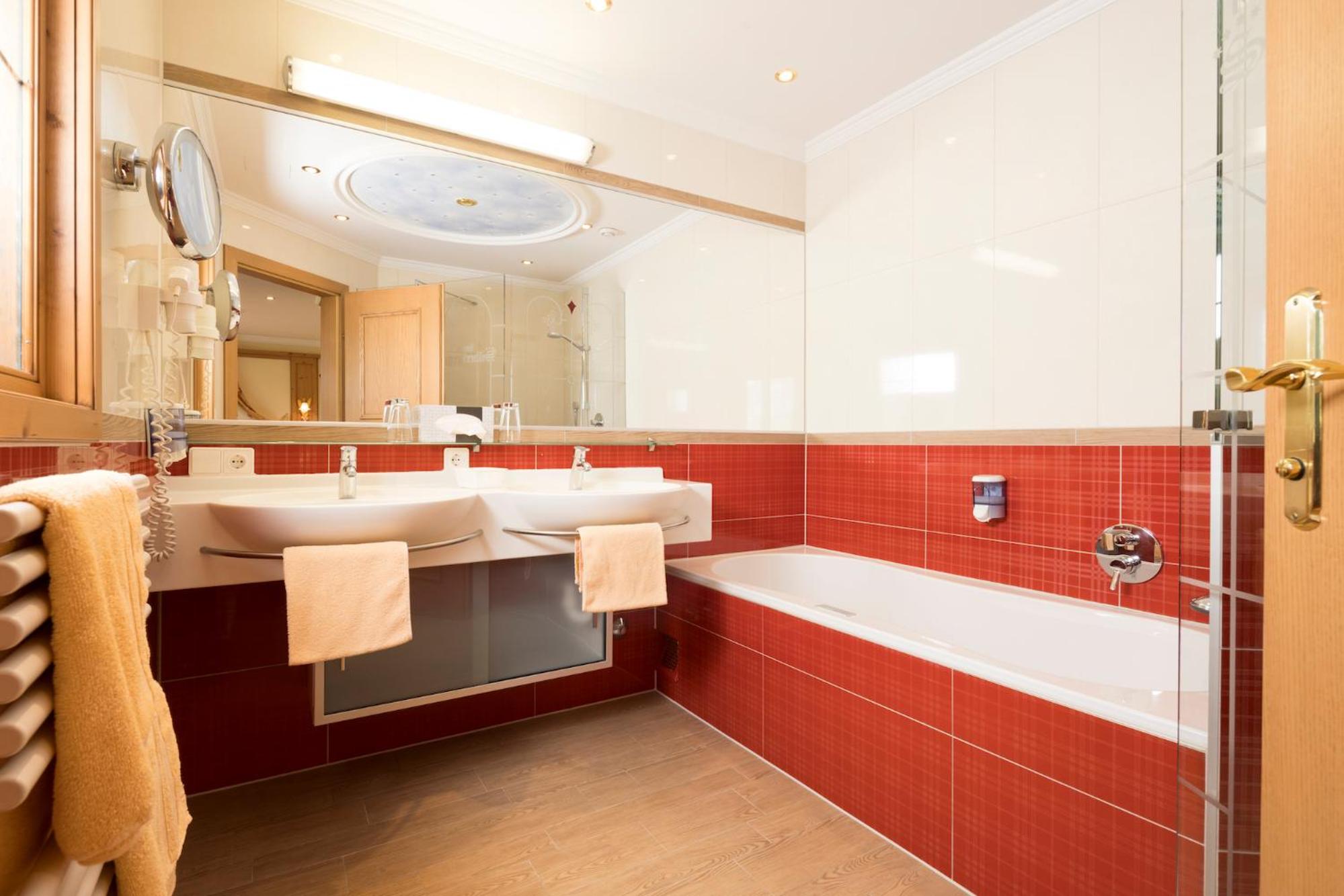 Double Room with Spa Bath - Photo 3