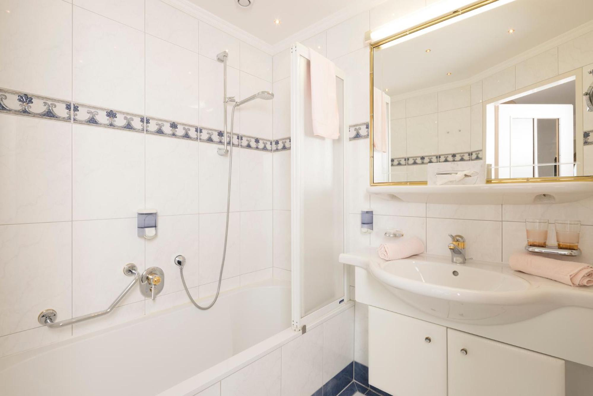 Double Room with Balcony - Photo 4