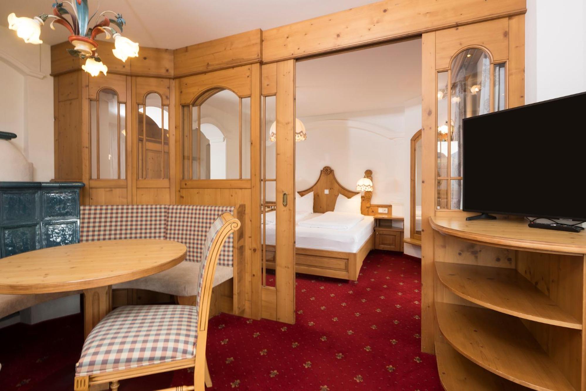 Deluxe Double Room with Bath - Photo 2