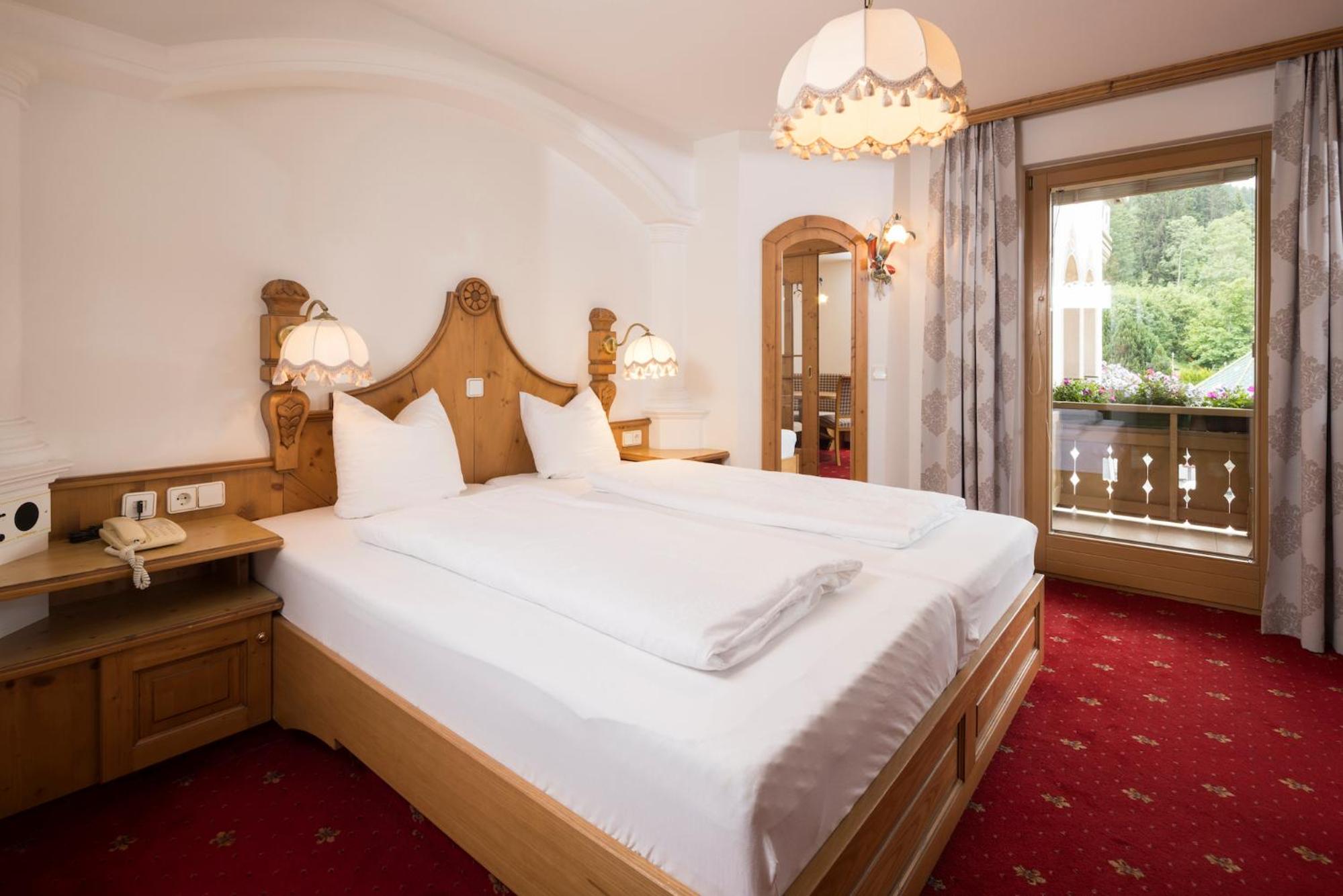 Deluxe Double Room with Bath - Photo 1