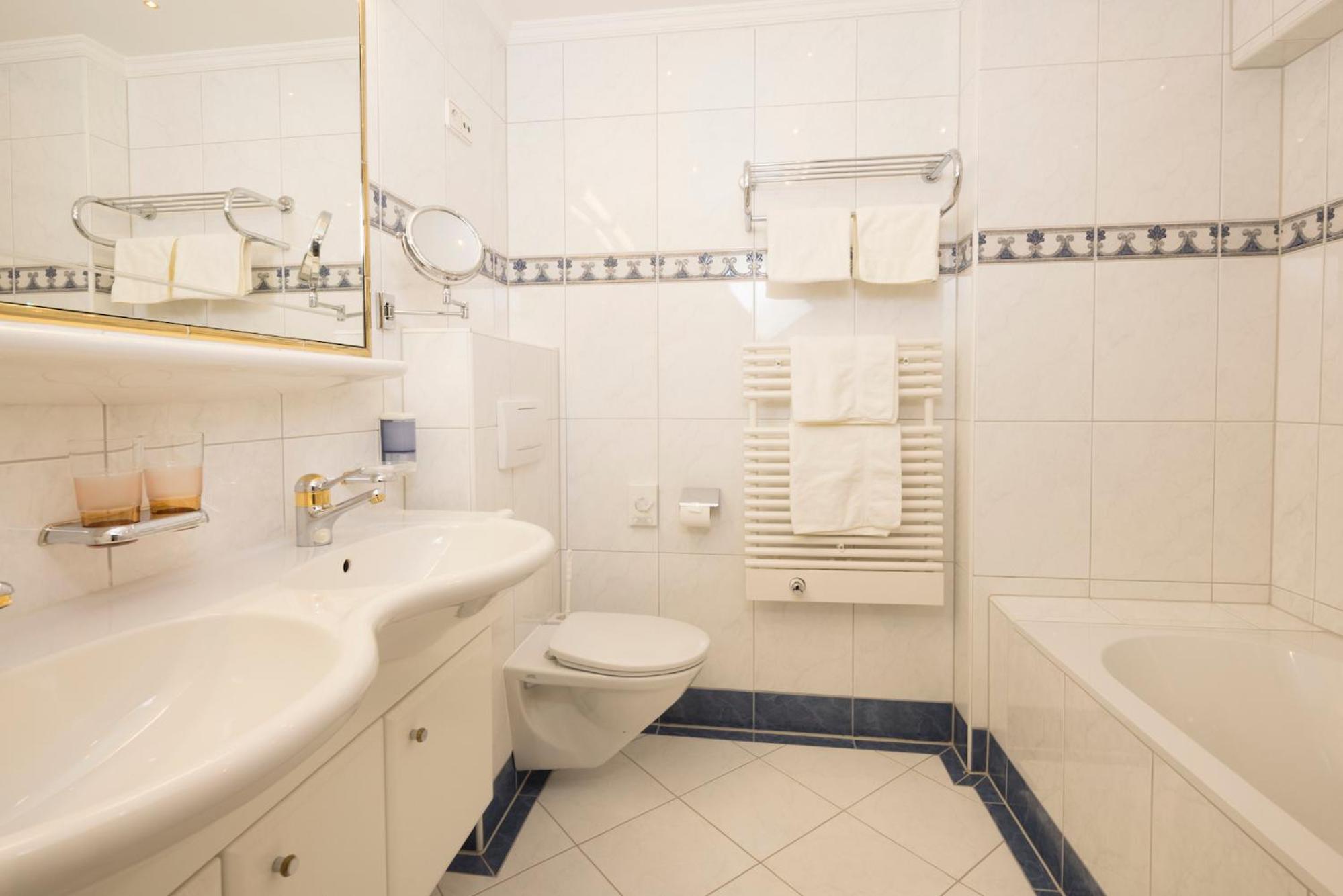 Deluxe Double Room with Bath - Photo 3