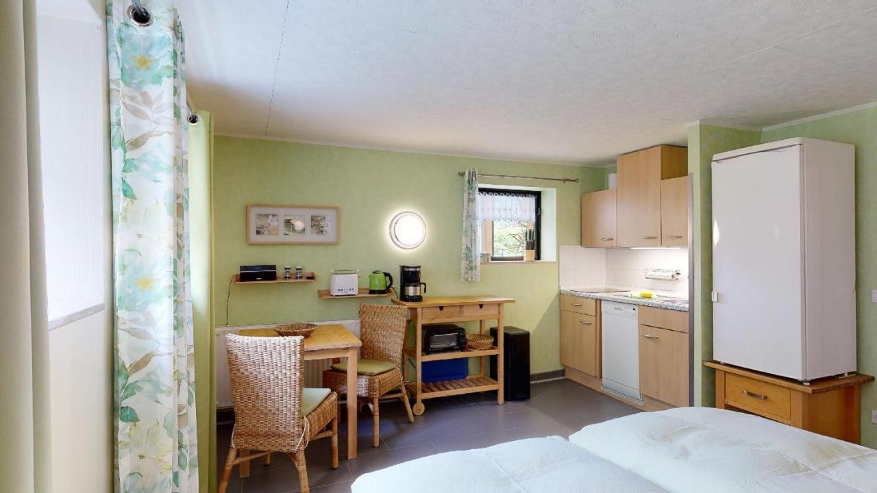 One-Bedroom Apartment with Shower photo 2