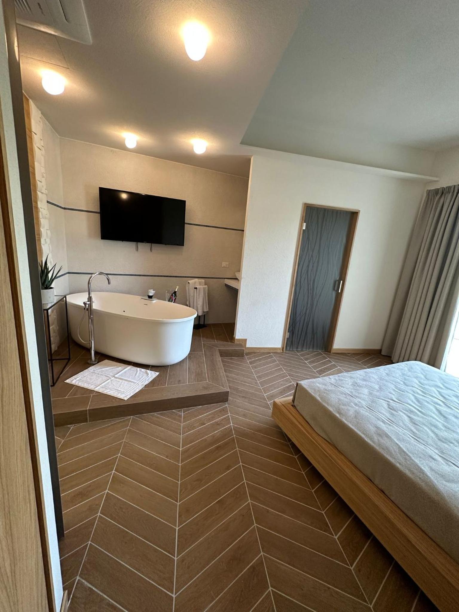 Double Room with Spa Bath photo 1