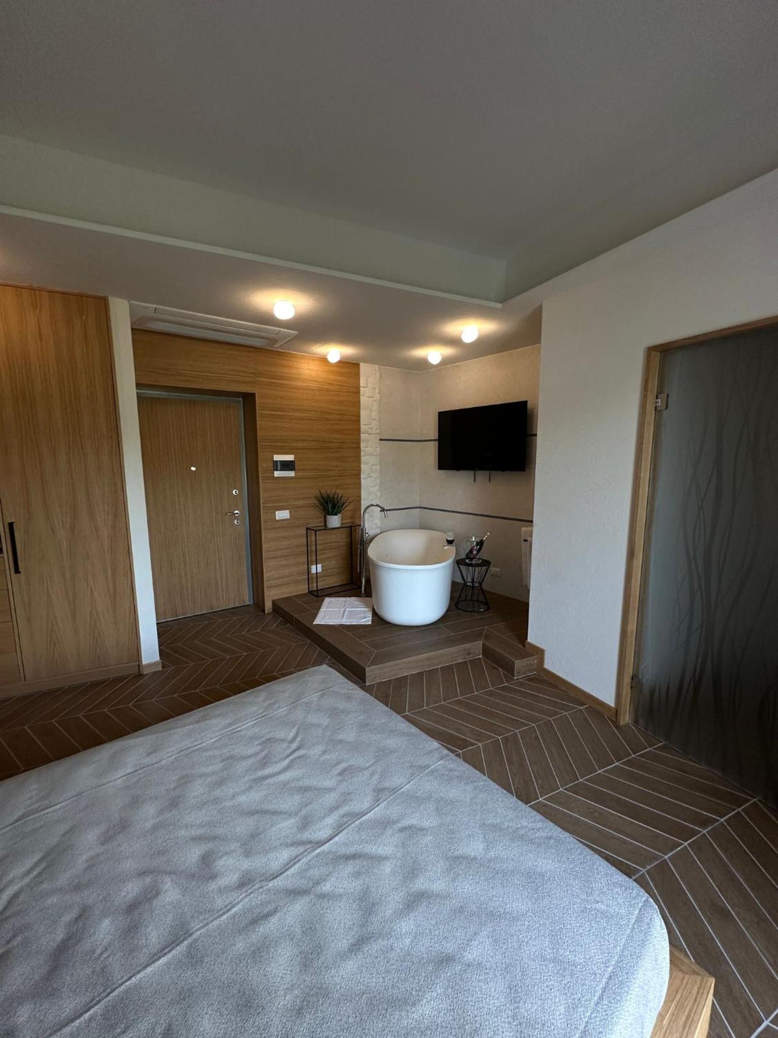 Double Room with Spa Bath photo 3