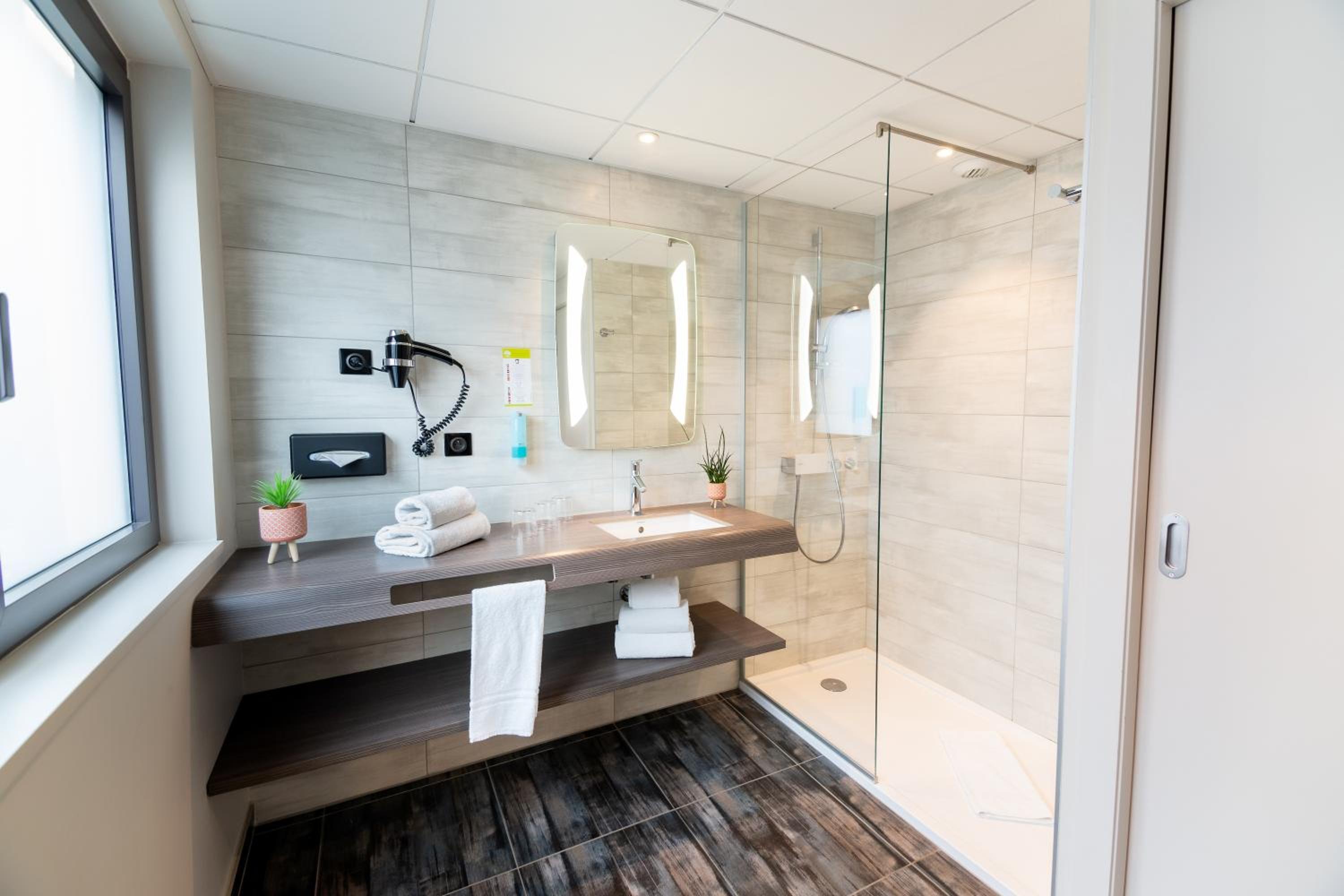 Premium Double Room thumbnail 6