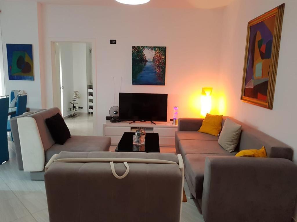 One-Bedroom Apartment photo 2
