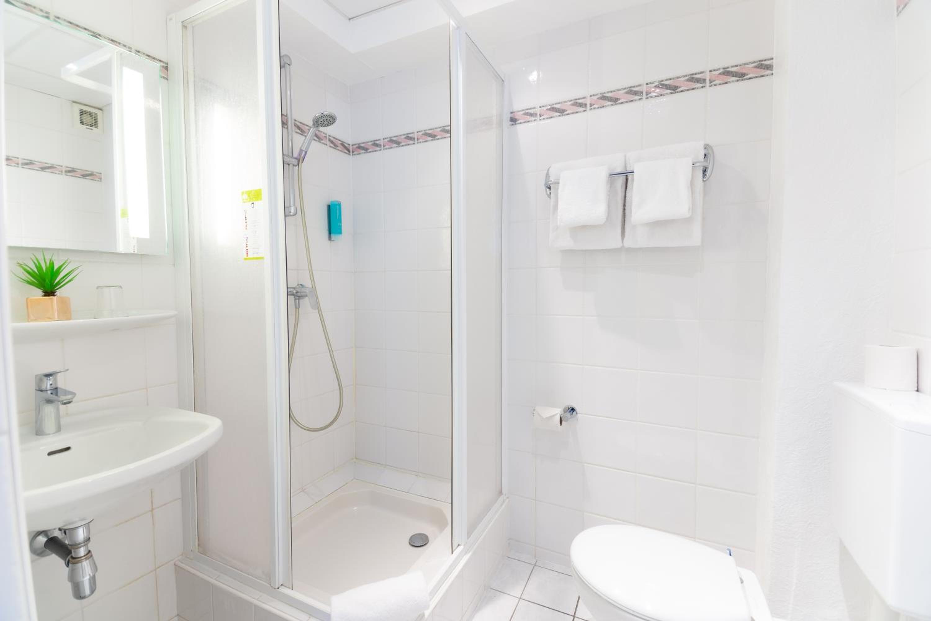 Small Double Room thumbnail 5
