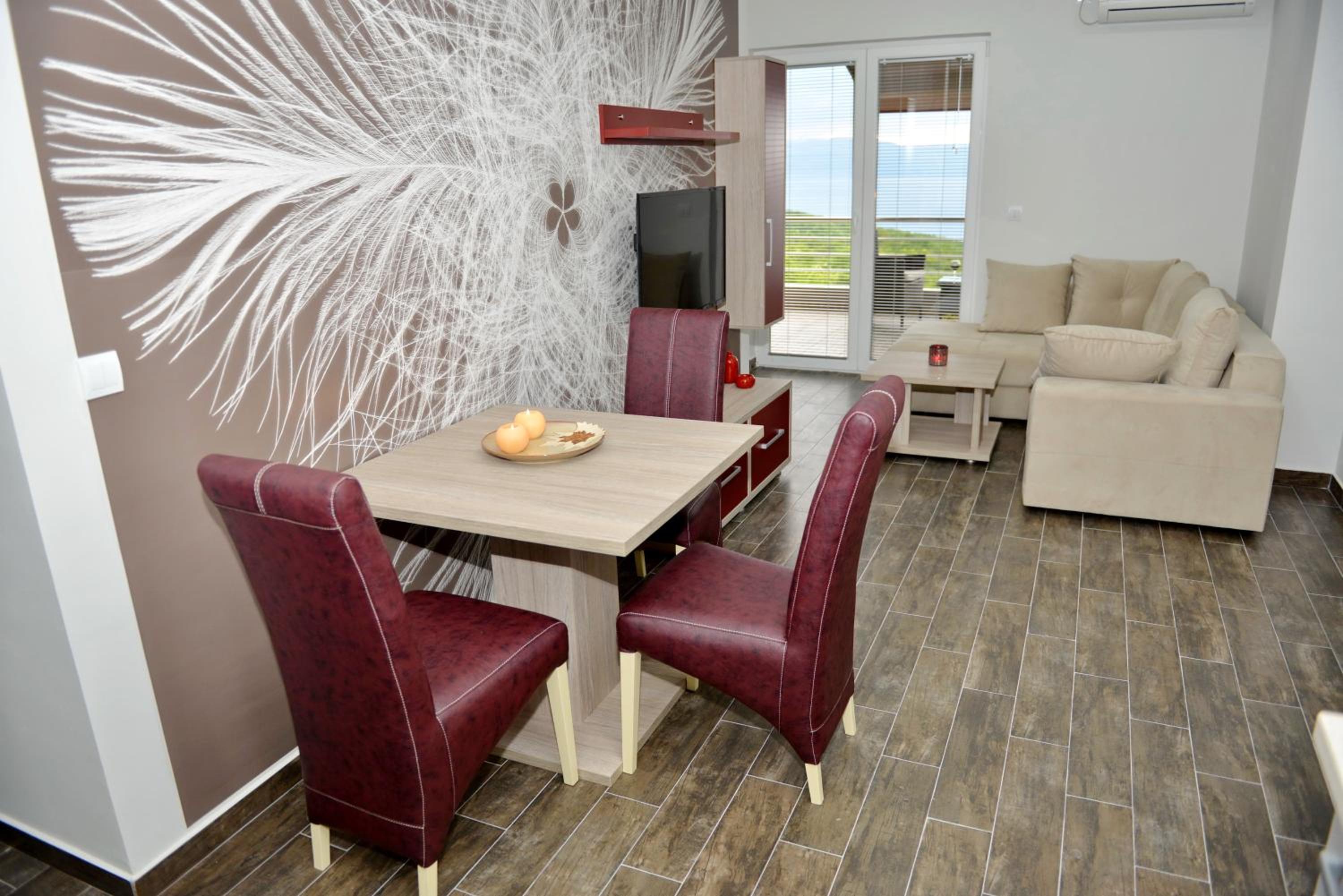 One-Bedroom Apartment with Balcony and Lake View - Photo 16