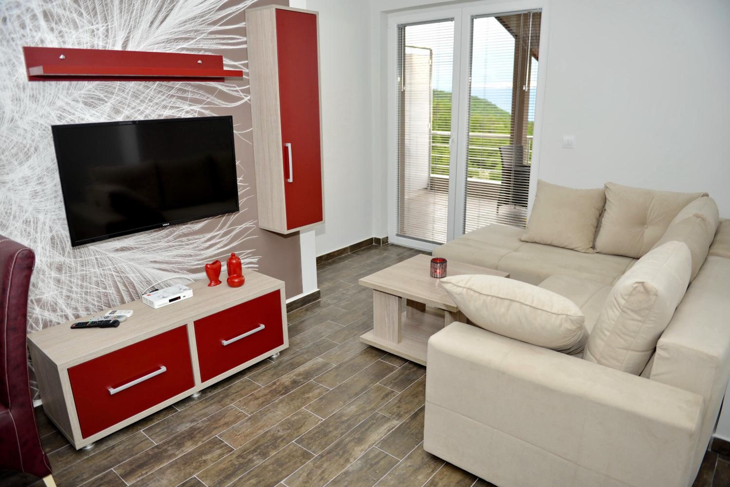 One-Bedroom Apartment with Balcony and Lake View - Photo 5
