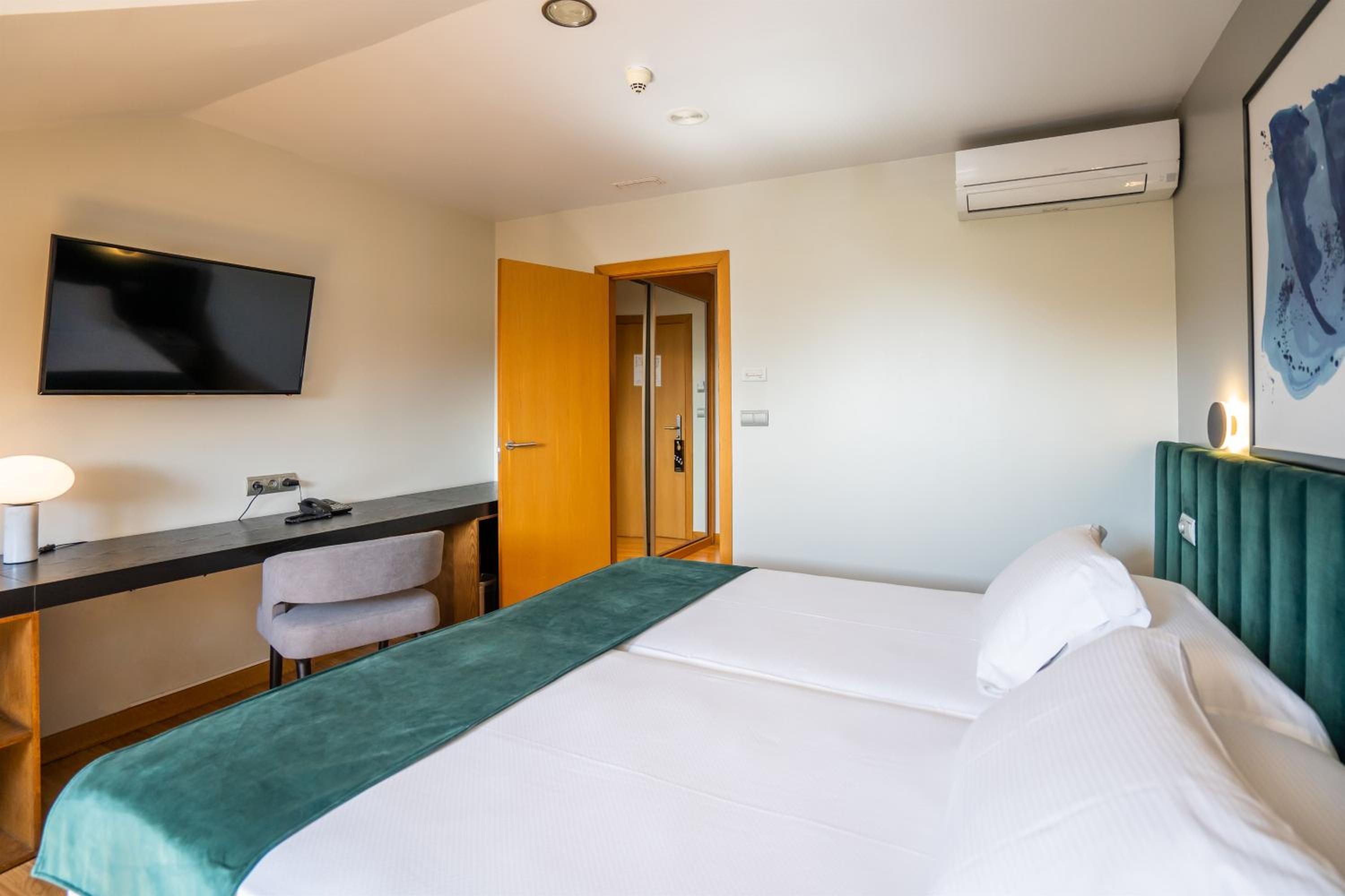 Standard Double or Twin Room - Photo 4