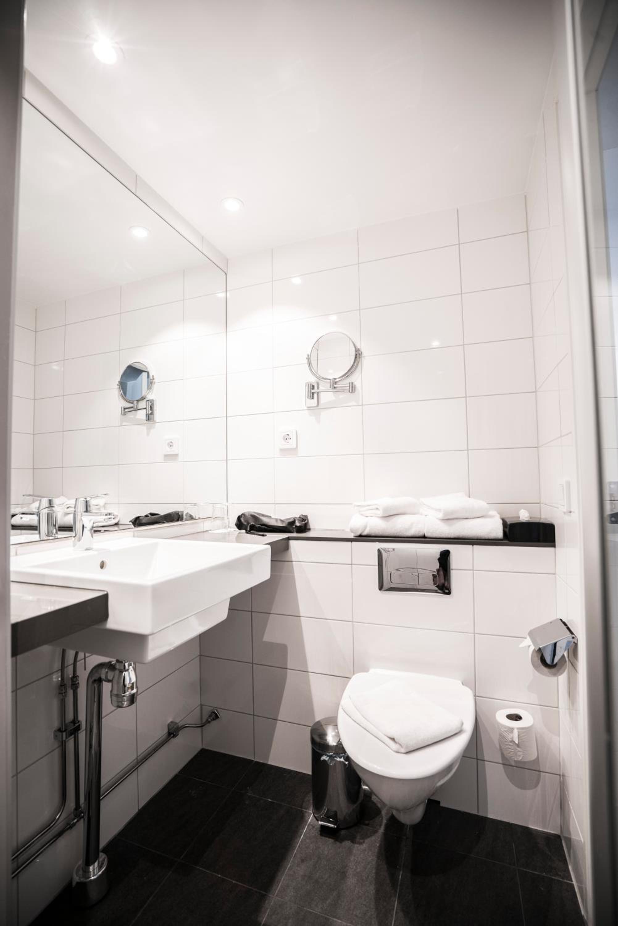 Standard Twin Room - Photo 6
