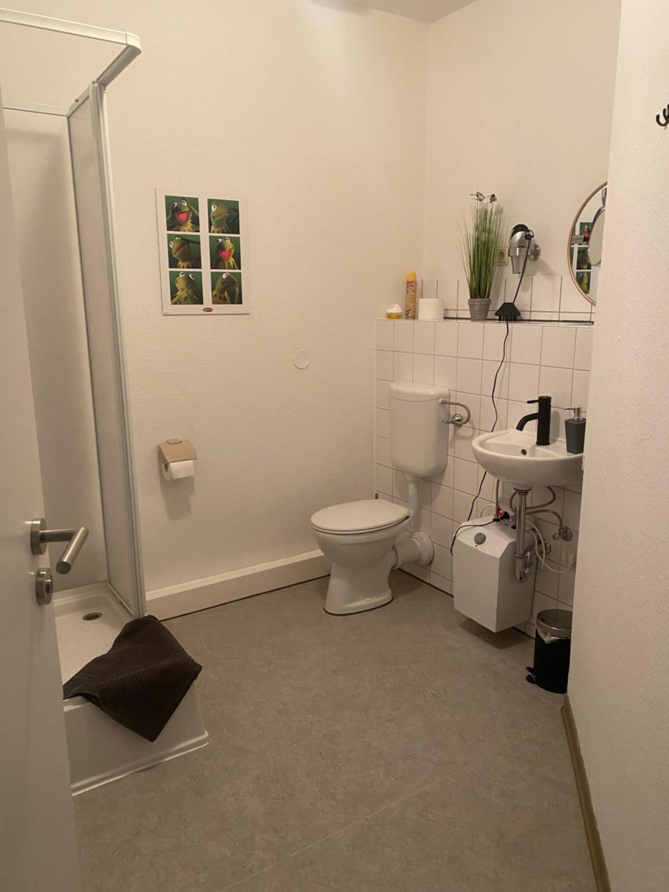 Single Room with Shared Shower and Toilet photo 3