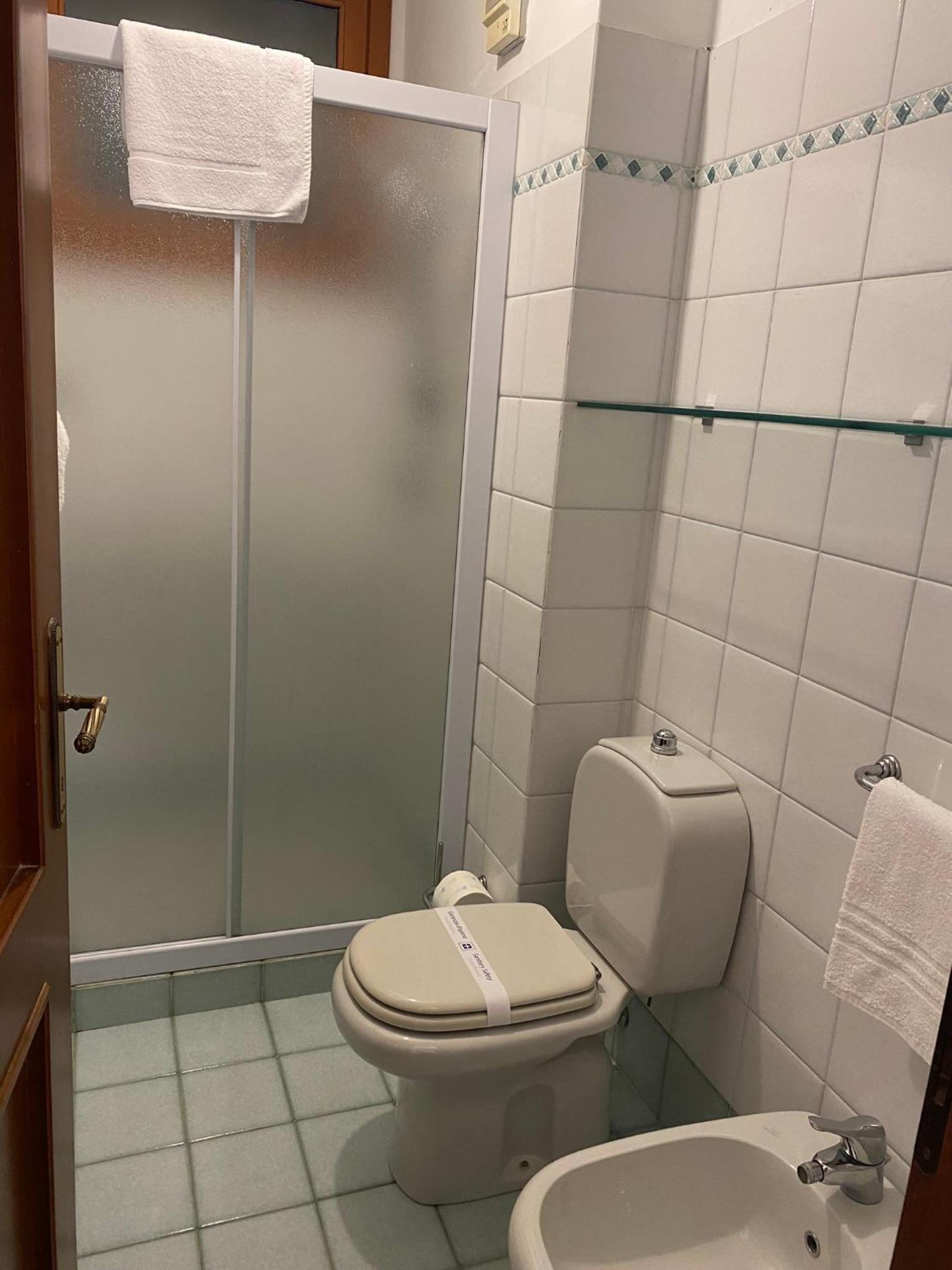Double or Twin Room with Private Bathroom photo 3