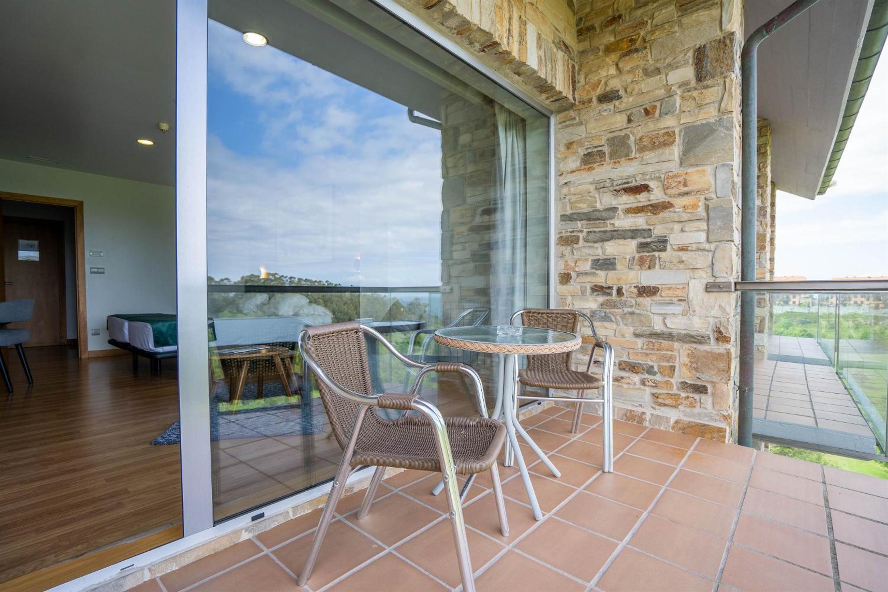 Standard Double or Twin Room with Sea View - Photo 17
