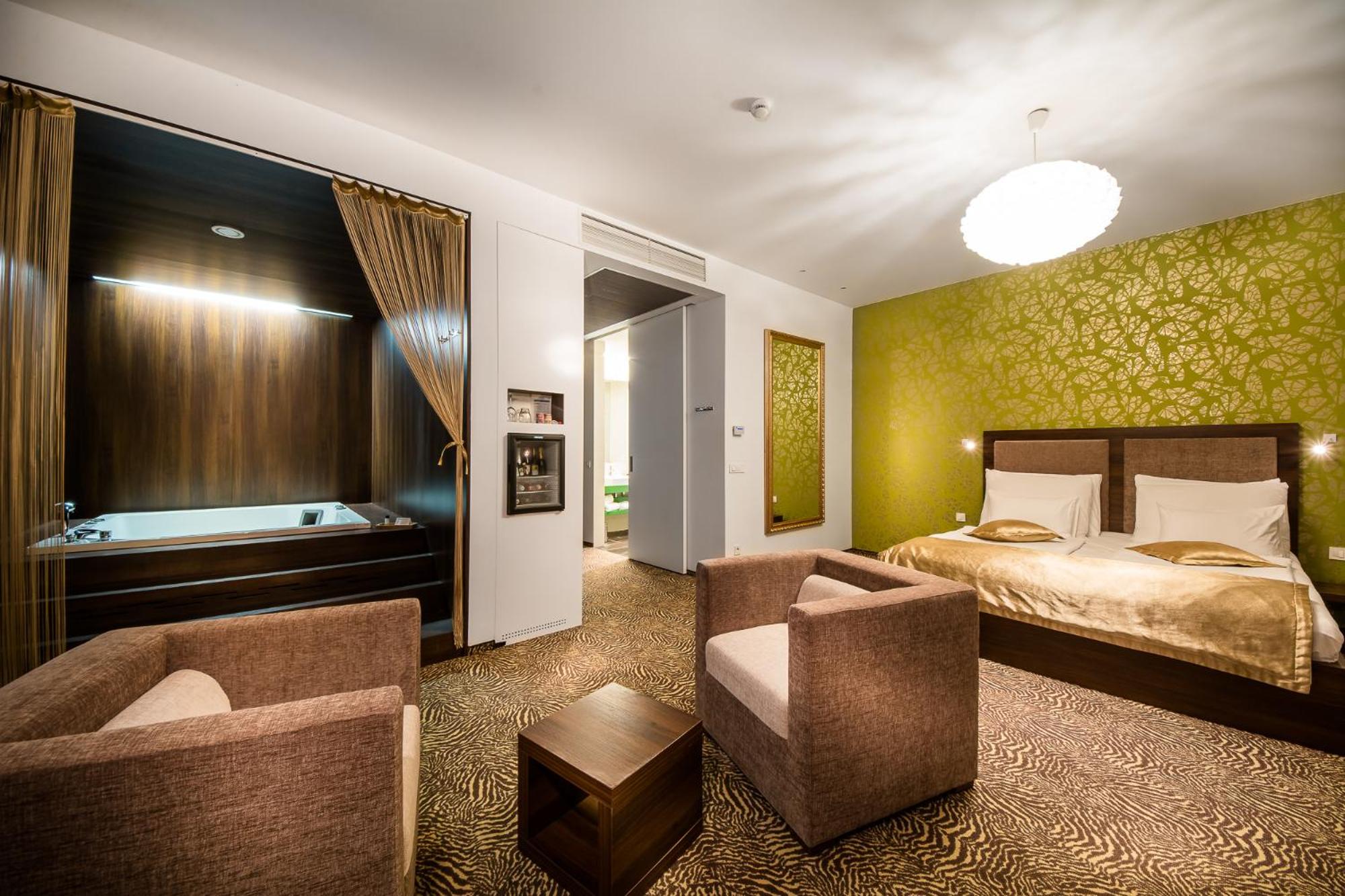 Suite with Hot Tub photo 3