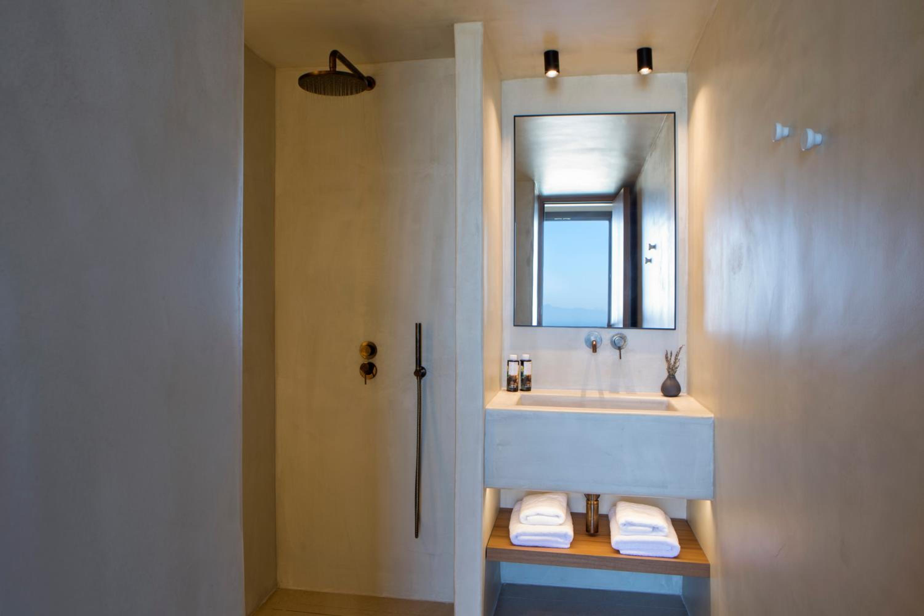 Executive 3 Bedroom Villa with Heated Pool and Sea View - Photo 28