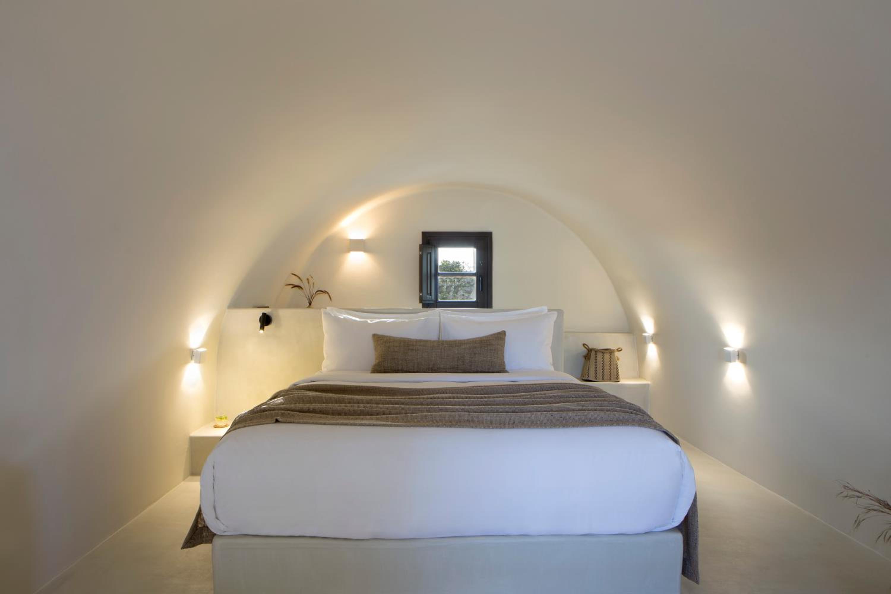 Executive 3 Bedroom Villa with Heated Pool and Sea View - Photo 2