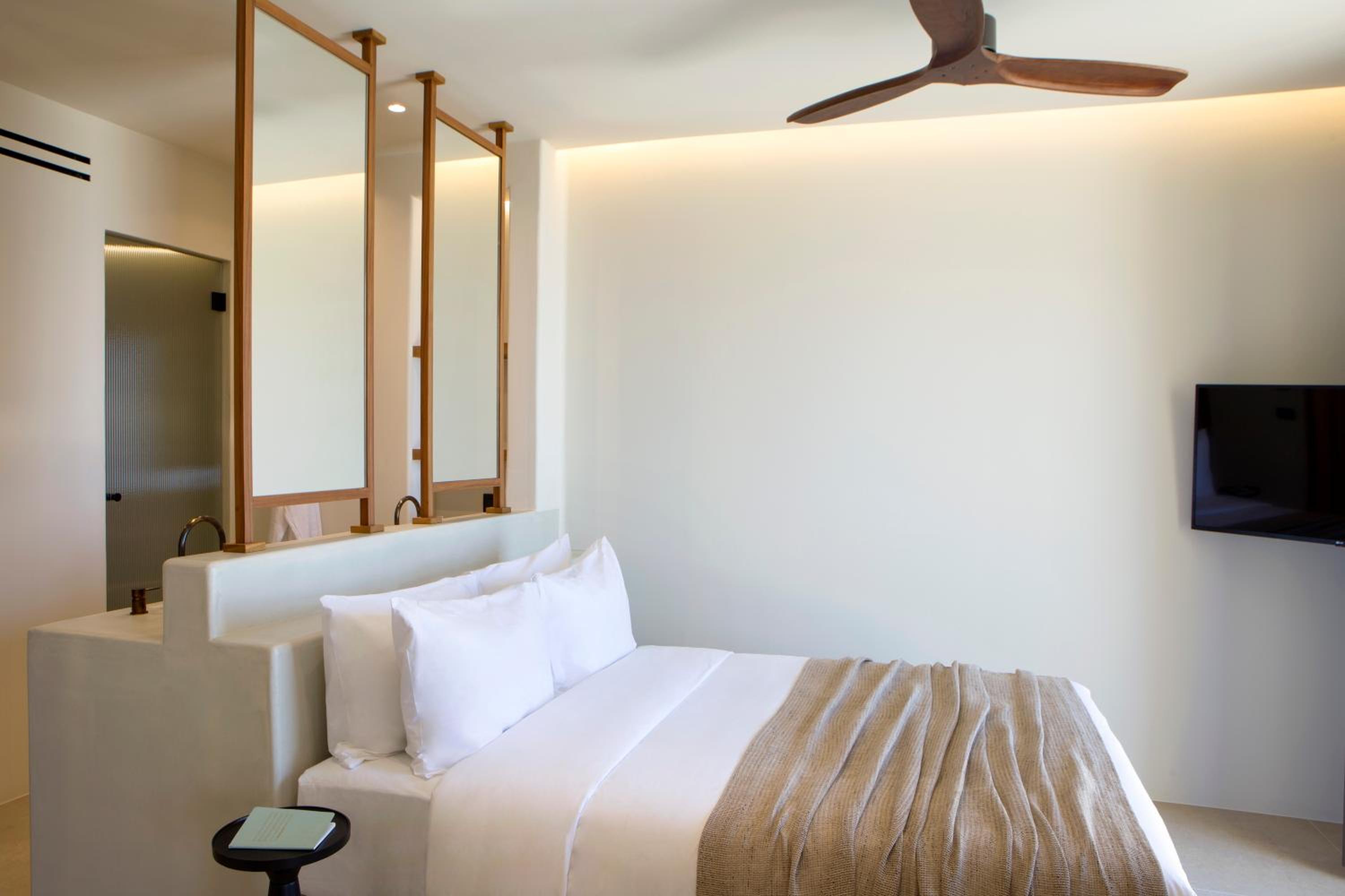 Executive 3 Bedroom Villa with Heated Pool and Sea View - Photo 11