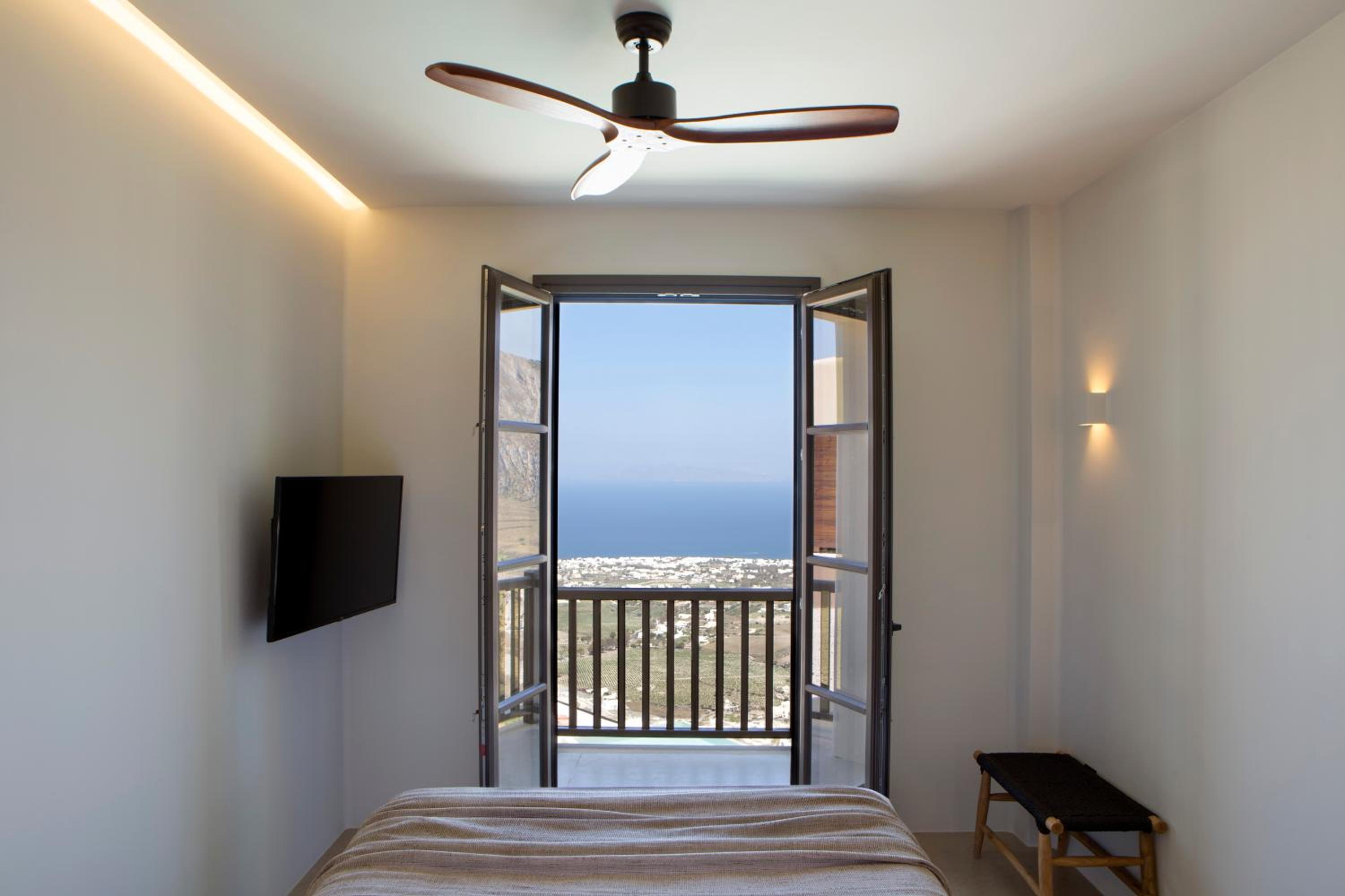 Executive 3 Bedroom Villa with Heated Pool and Sea View - Photo 15