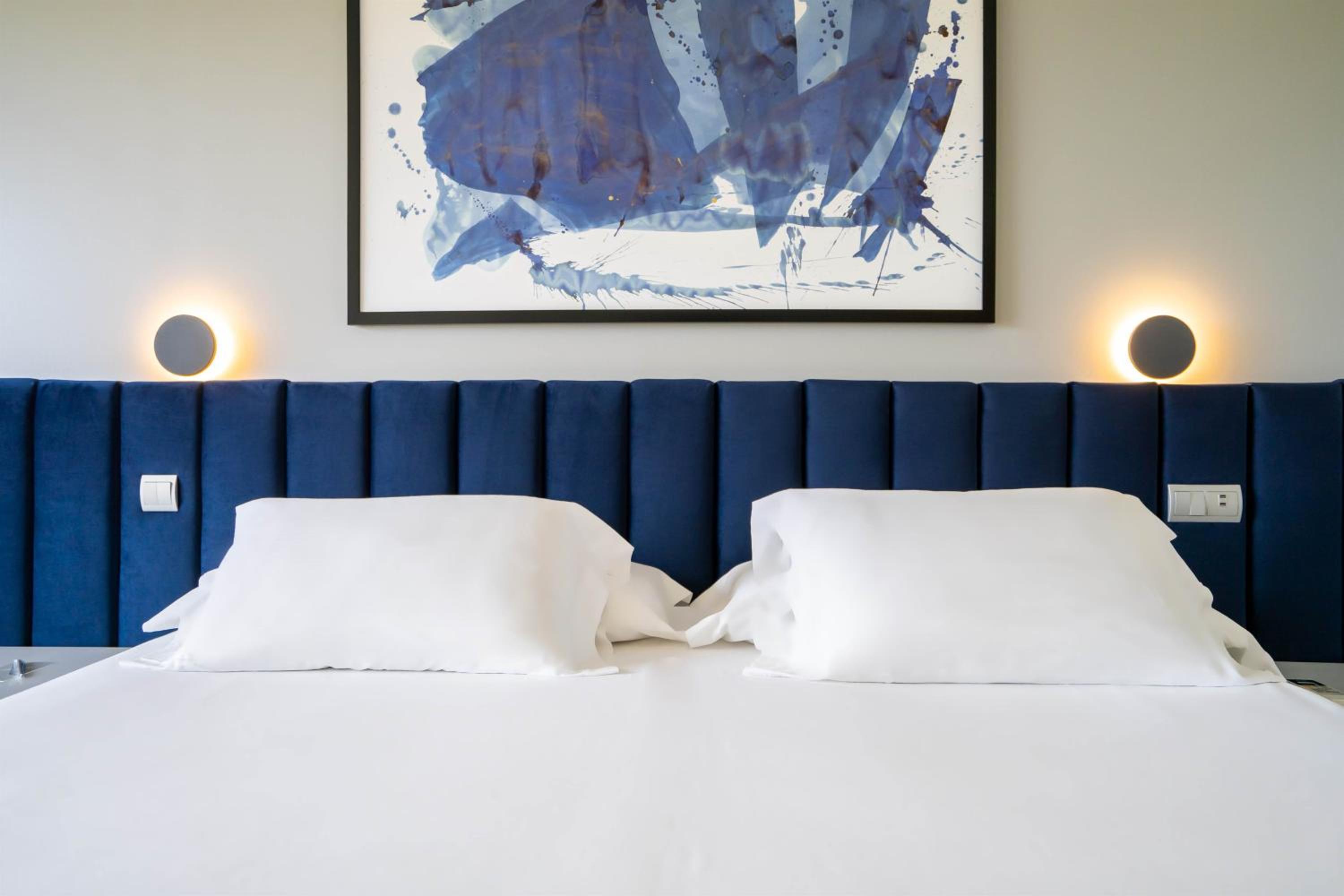 Standard Double or Twin Room with Sea View - Photo 9