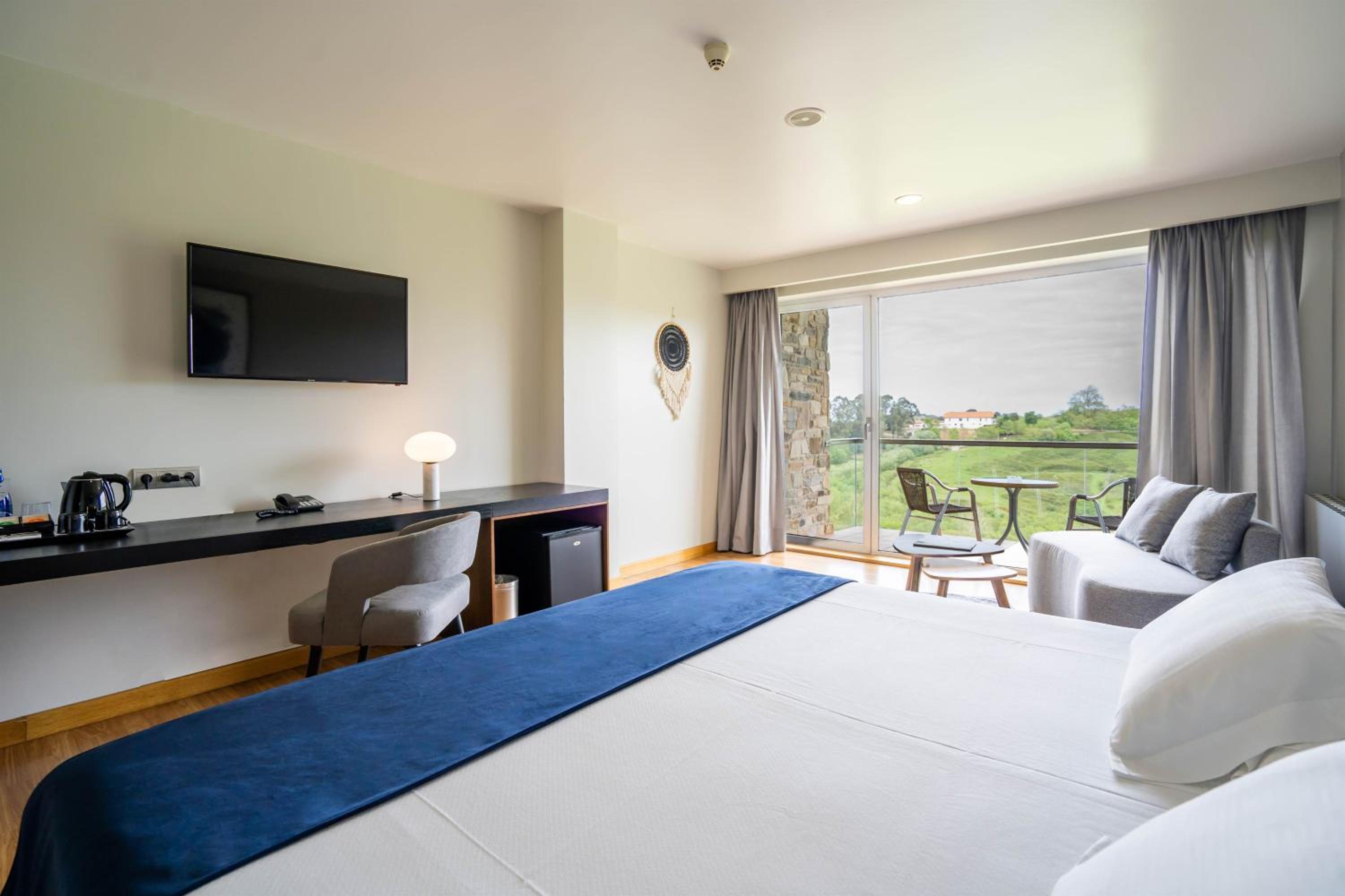 Standard Double or Twin Room with Sea View - Photo 7