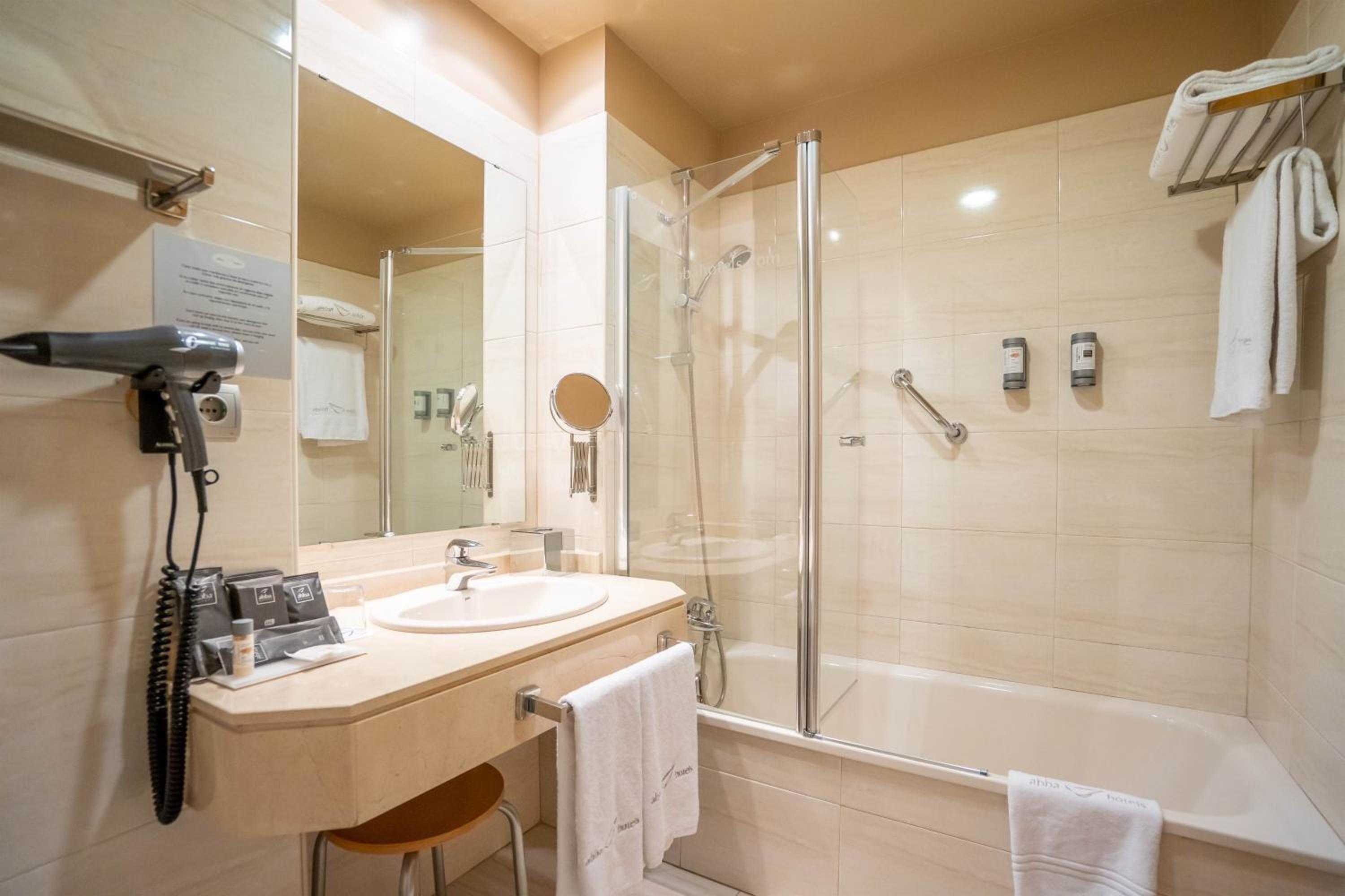 Standard Double or Twin Room with Sea View - Photo 10
